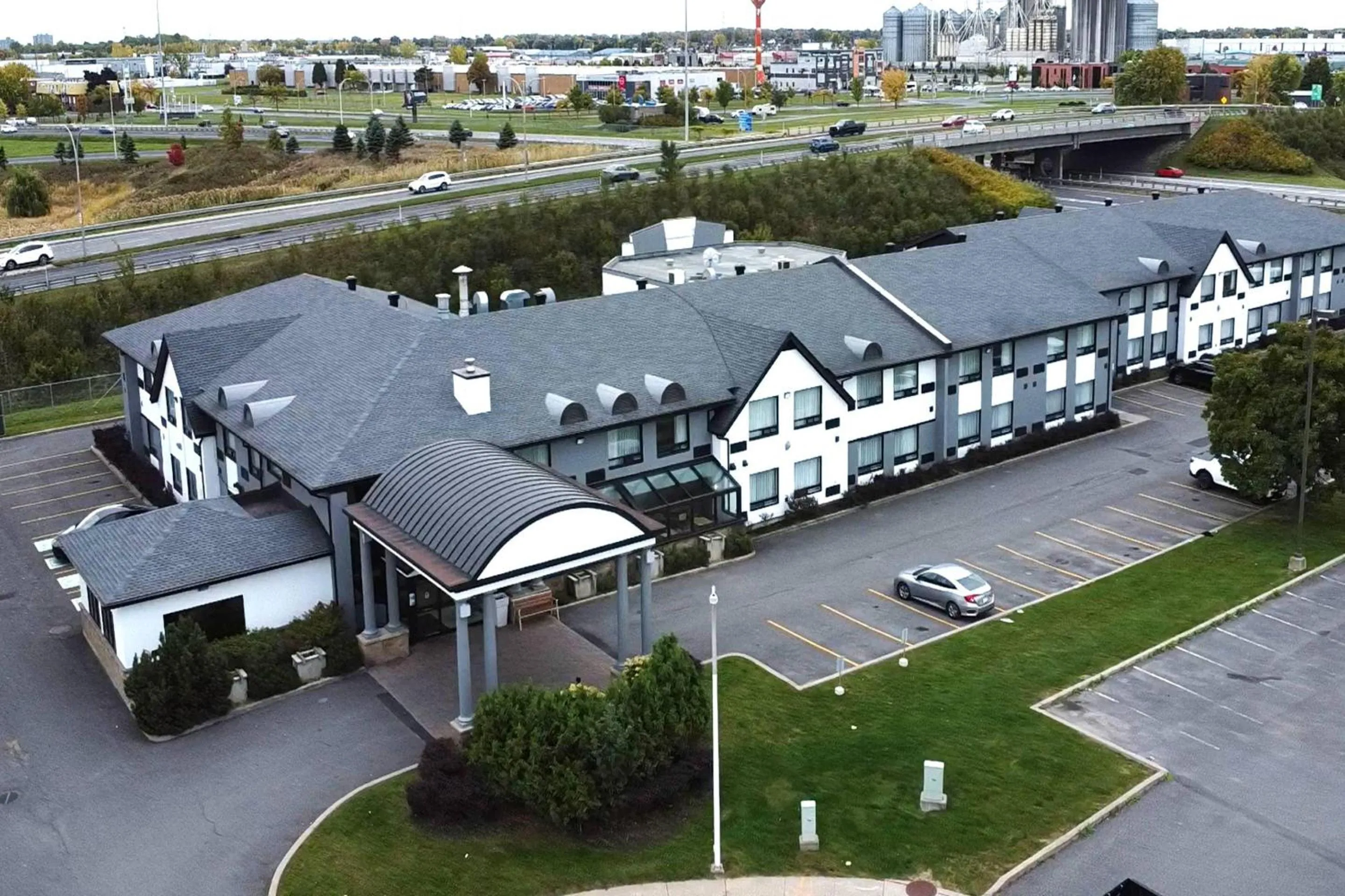 Property building in Quality Inn Saint-Jean-sur-Richelieu