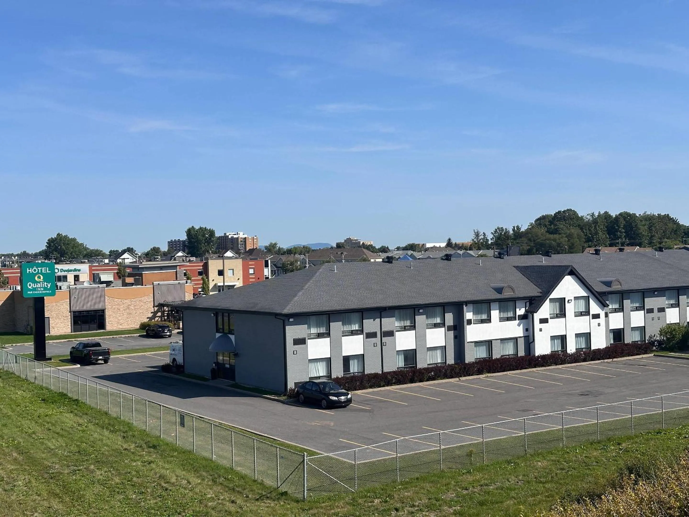 Property building in Quality Inn Saint-Jean-sur-Richelieu