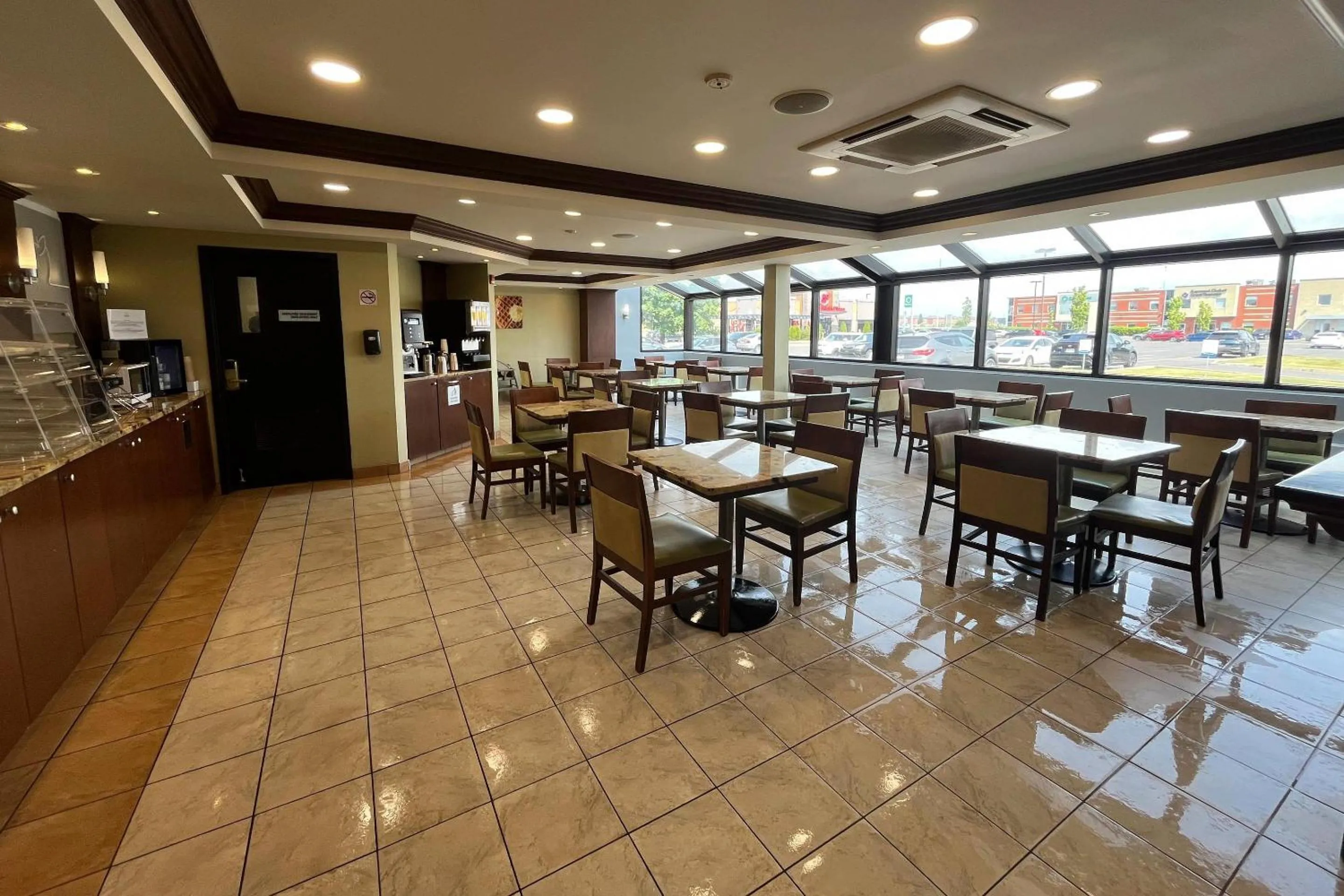 Breakfast in Quality Inn Saint-Jean-sur-Richelieu