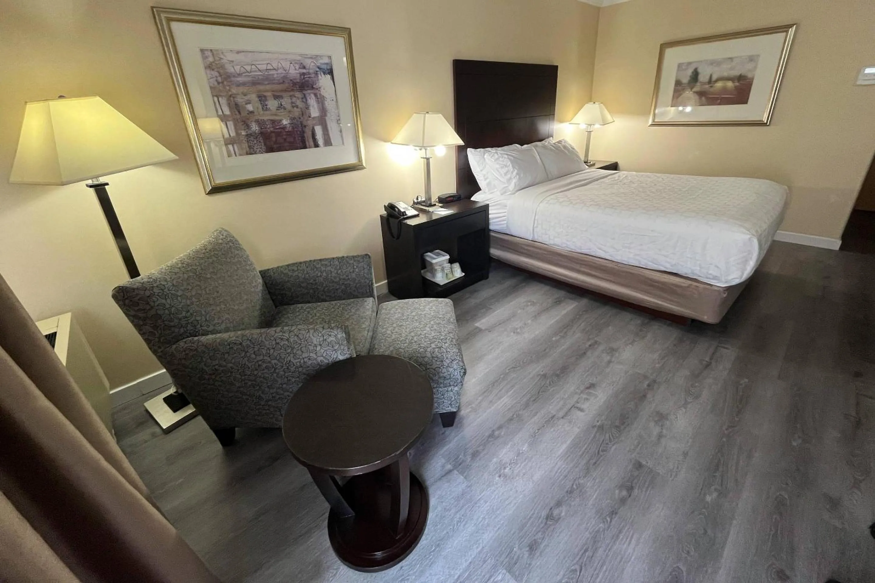 Bedroom, Bed in Quality Inn Saint-Jean-sur-Richelieu