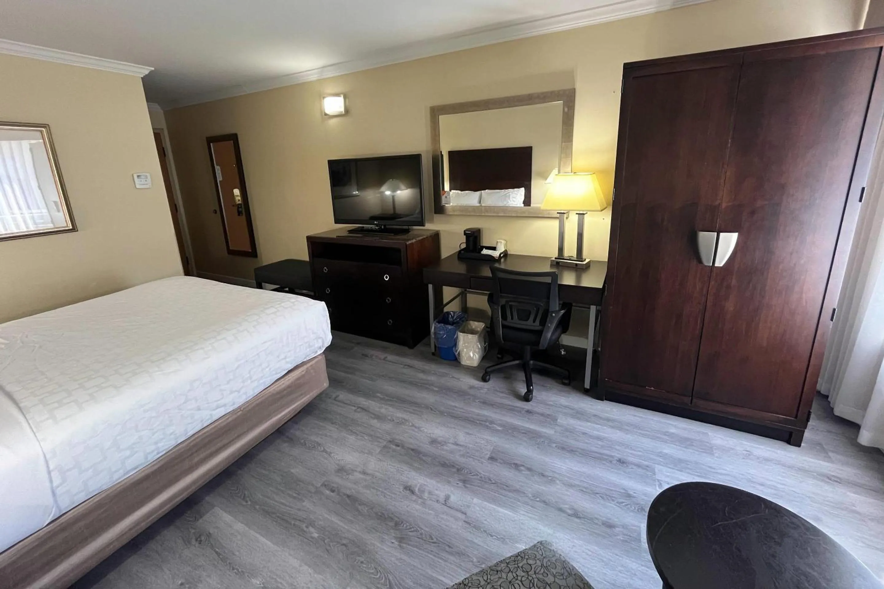 Bedroom, Bed in Quality Inn Saint-Jean-sur-Richelieu