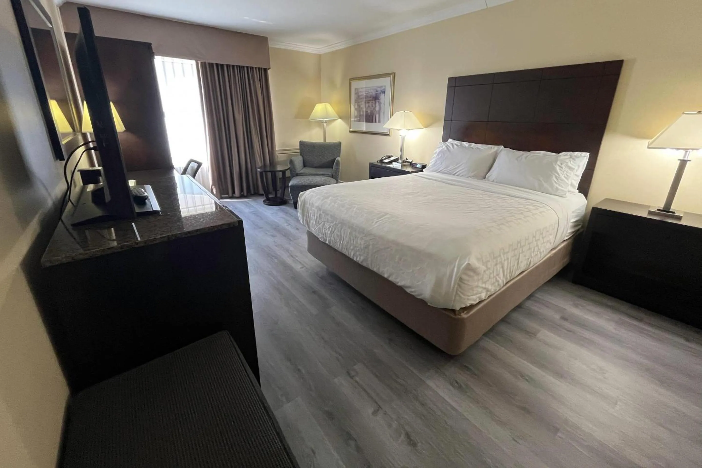 Bedroom, Bed in Quality Inn Saint-Jean-sur-Richelieu