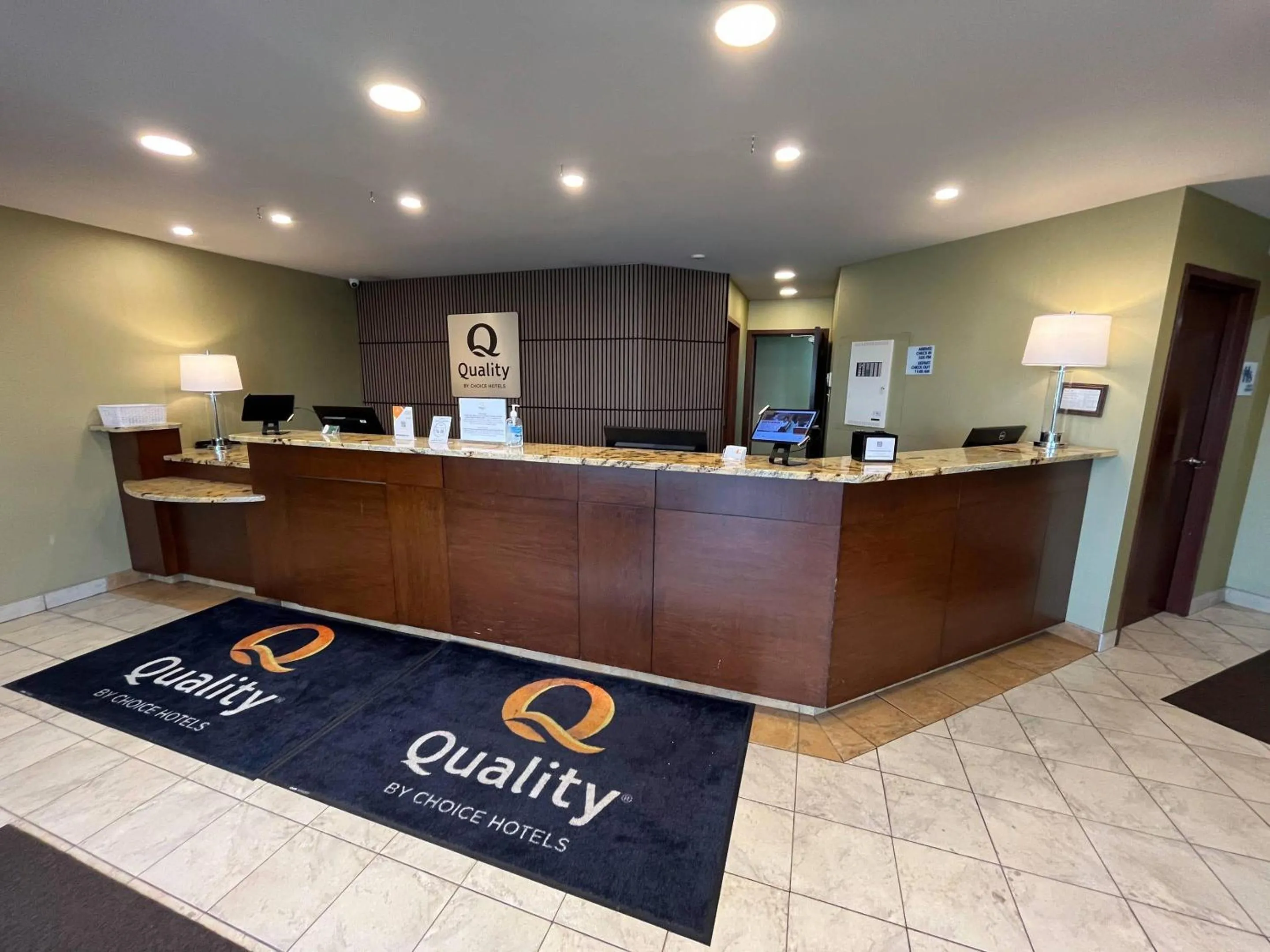Lobby or reception in Quality Inn Saint-Jean-sur-Richelieu