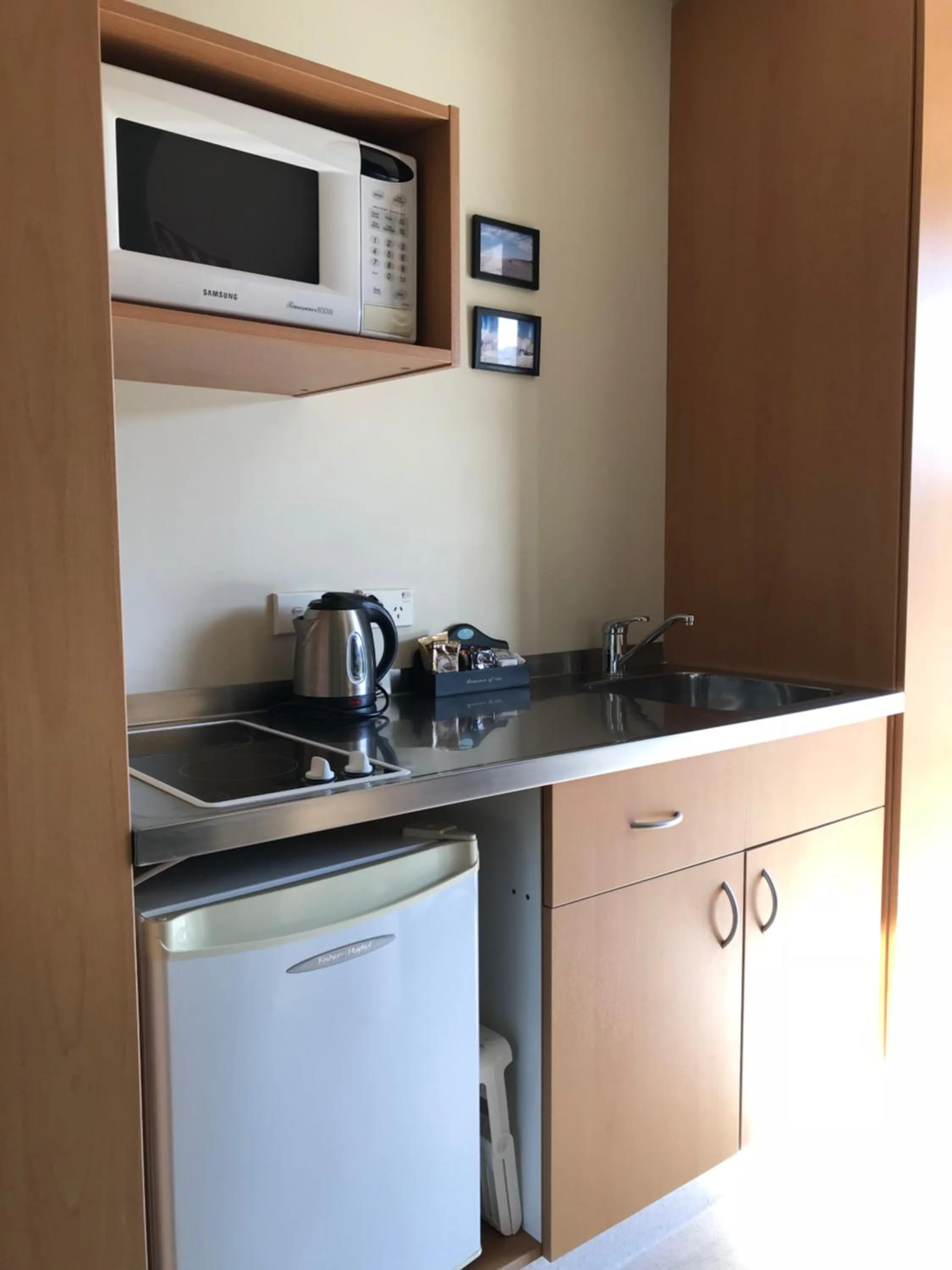 Kitchen or kitchenette in Sunset Motel