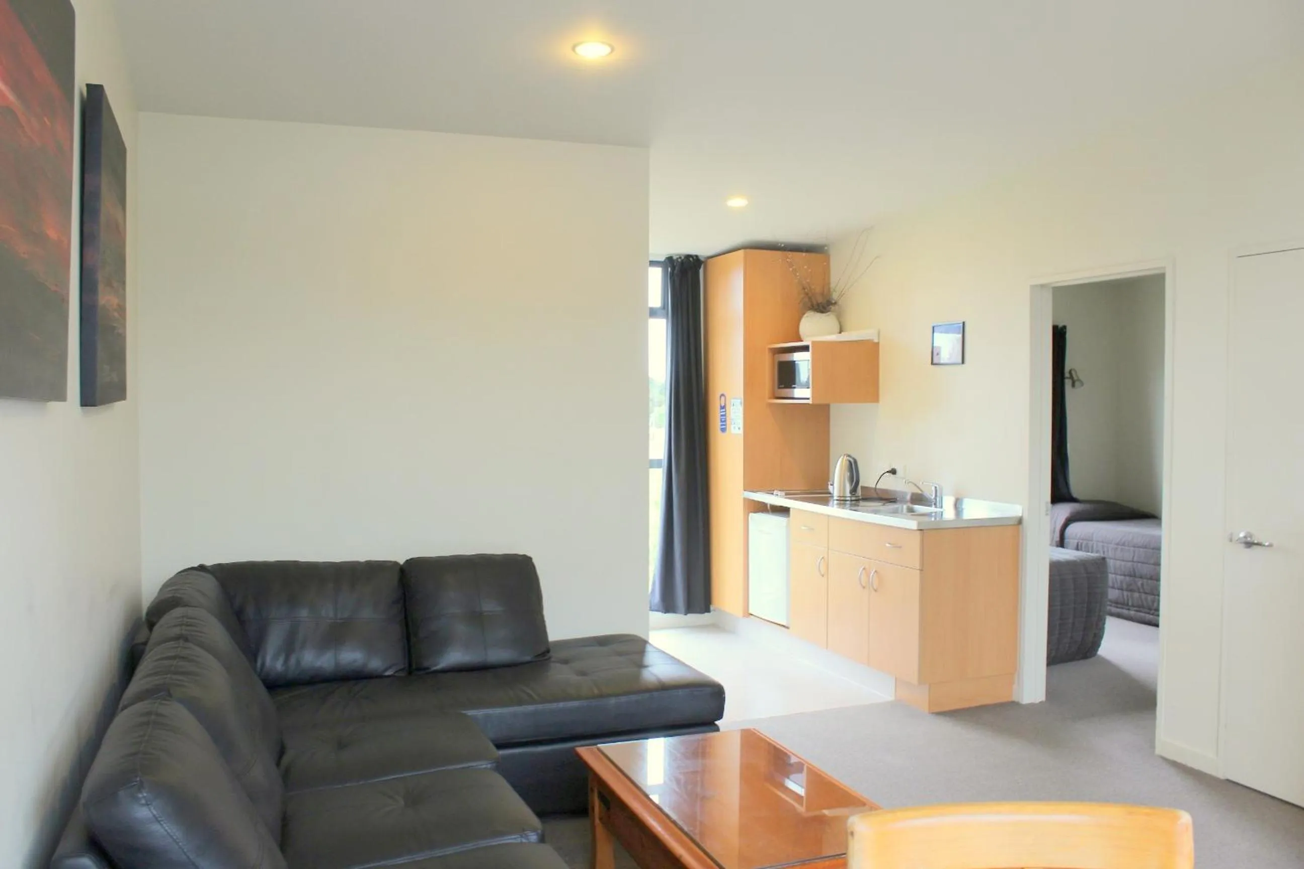 Living room in Sunset Motel