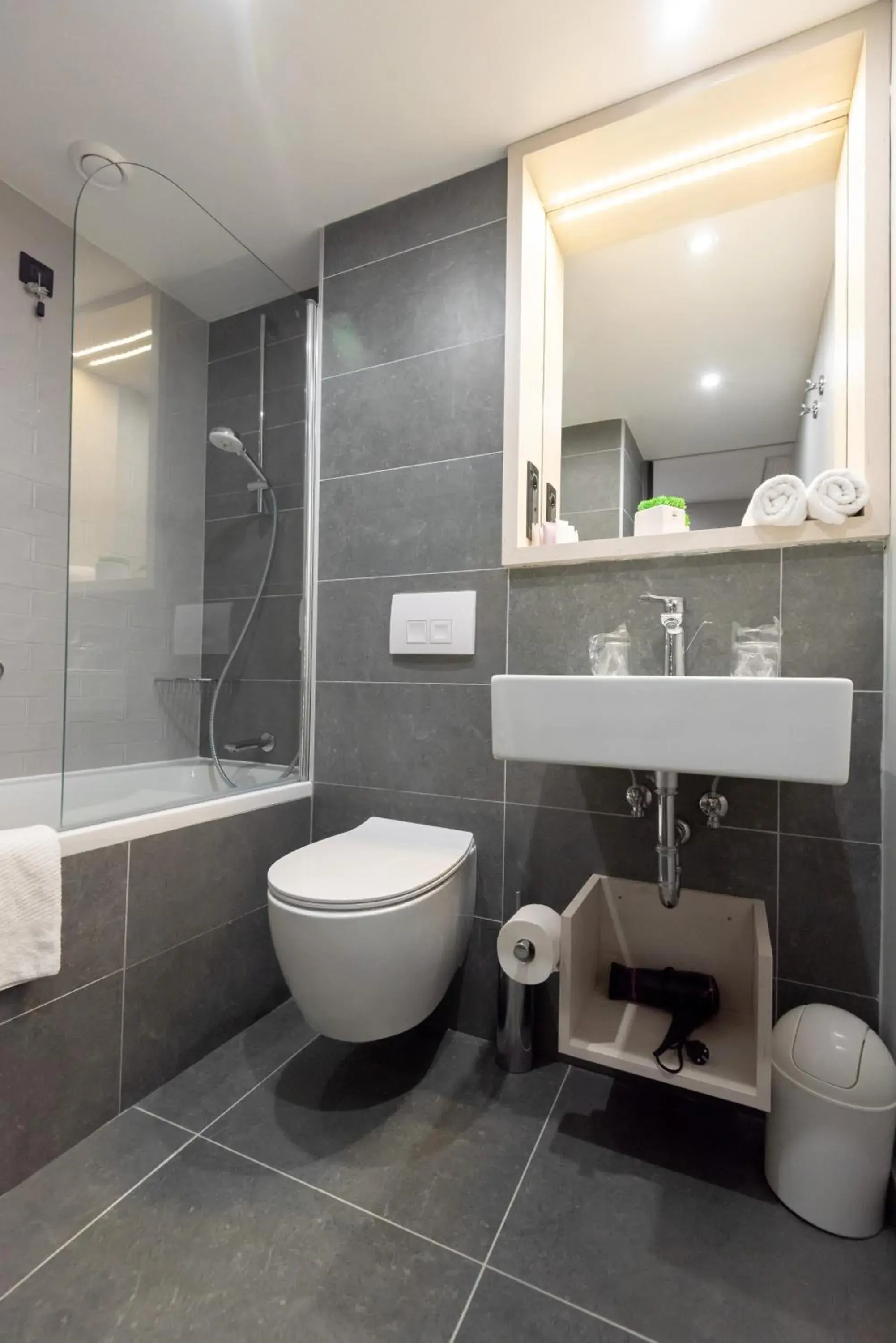 Standard Twin Room with Balcony in Hotel Kolovare Standard Twin Room with Balcony in Hotel Kolovare