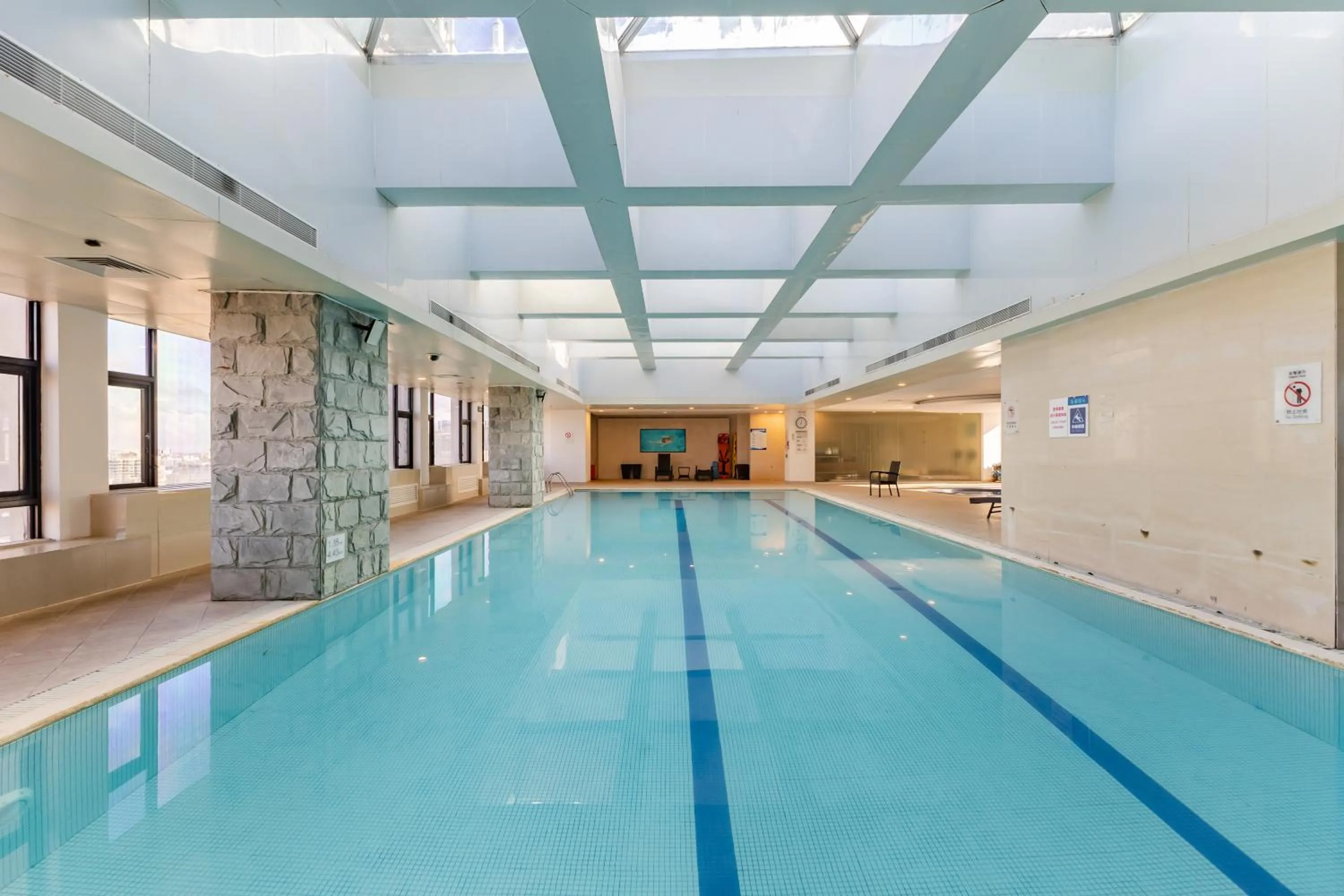 Swimming pool in Holiday Inn Shanghai Vista Near Jing'an Temple