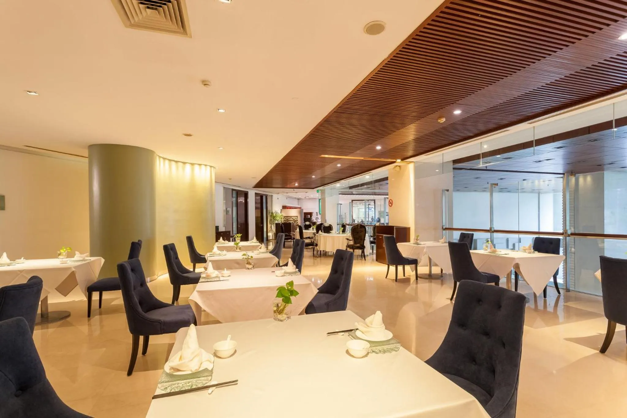 Restaurant/places to eat in Holiday Inn Shanghai Vista Near Jing'an Temple