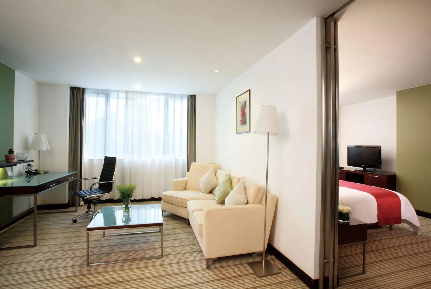 Living room, Bed in Holiday Inn Shanghai Vista Near Jing'an Temple