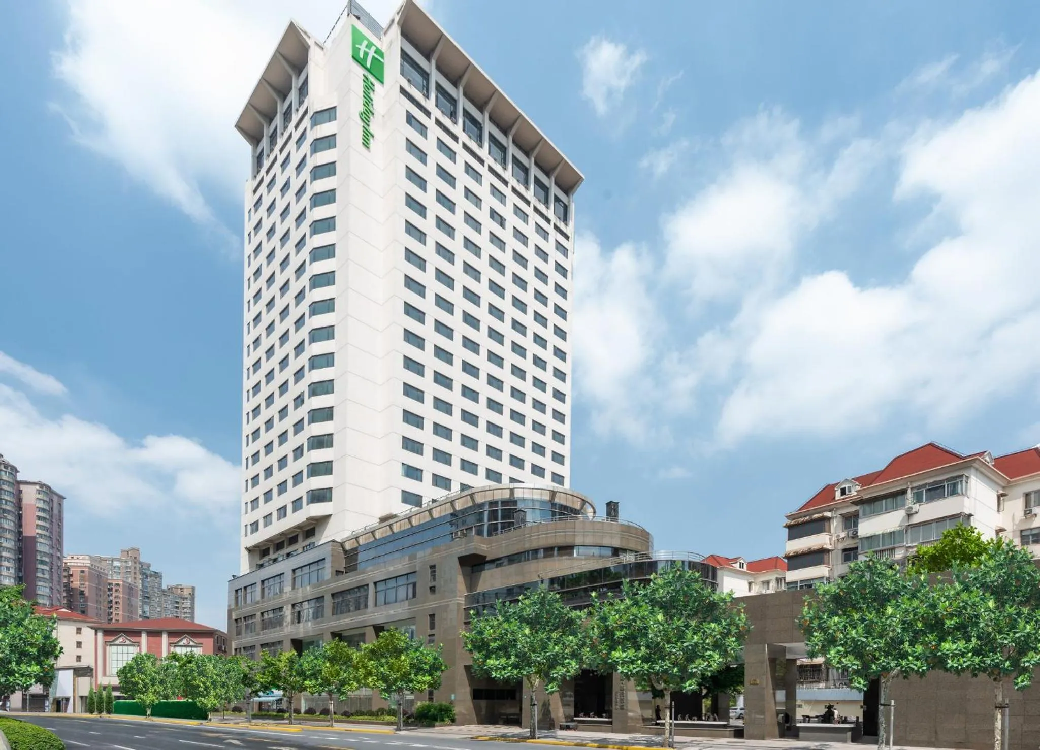 Property building in Holiday Inn Shanghai Vista Near Jing'an Temple