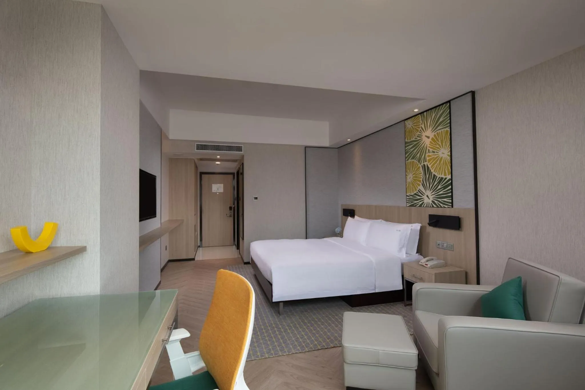 Photo of the whole room, Bed in Holiday Inn Shanghai Vista Near Jing'an Temple