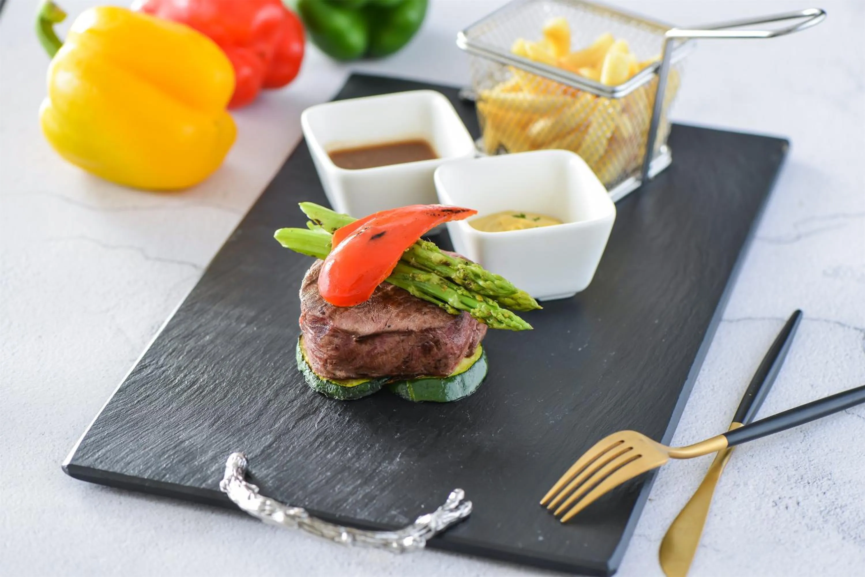 Restaurant/places to eat in Holiday Inn Shanghai Pudong by IHG