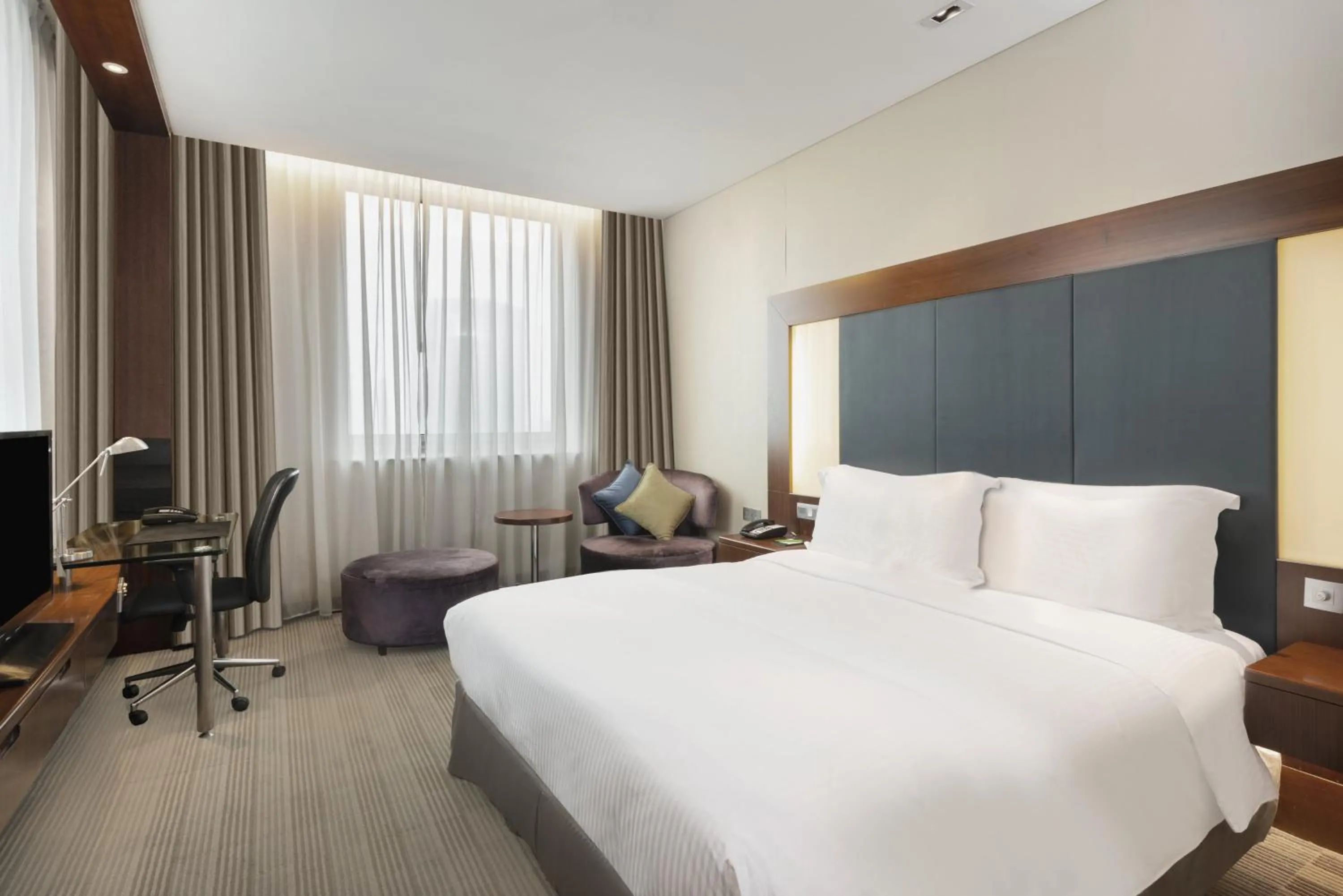Photo of the whole room, Bed in Holiday Inn Shanghai Pudong by IHG
