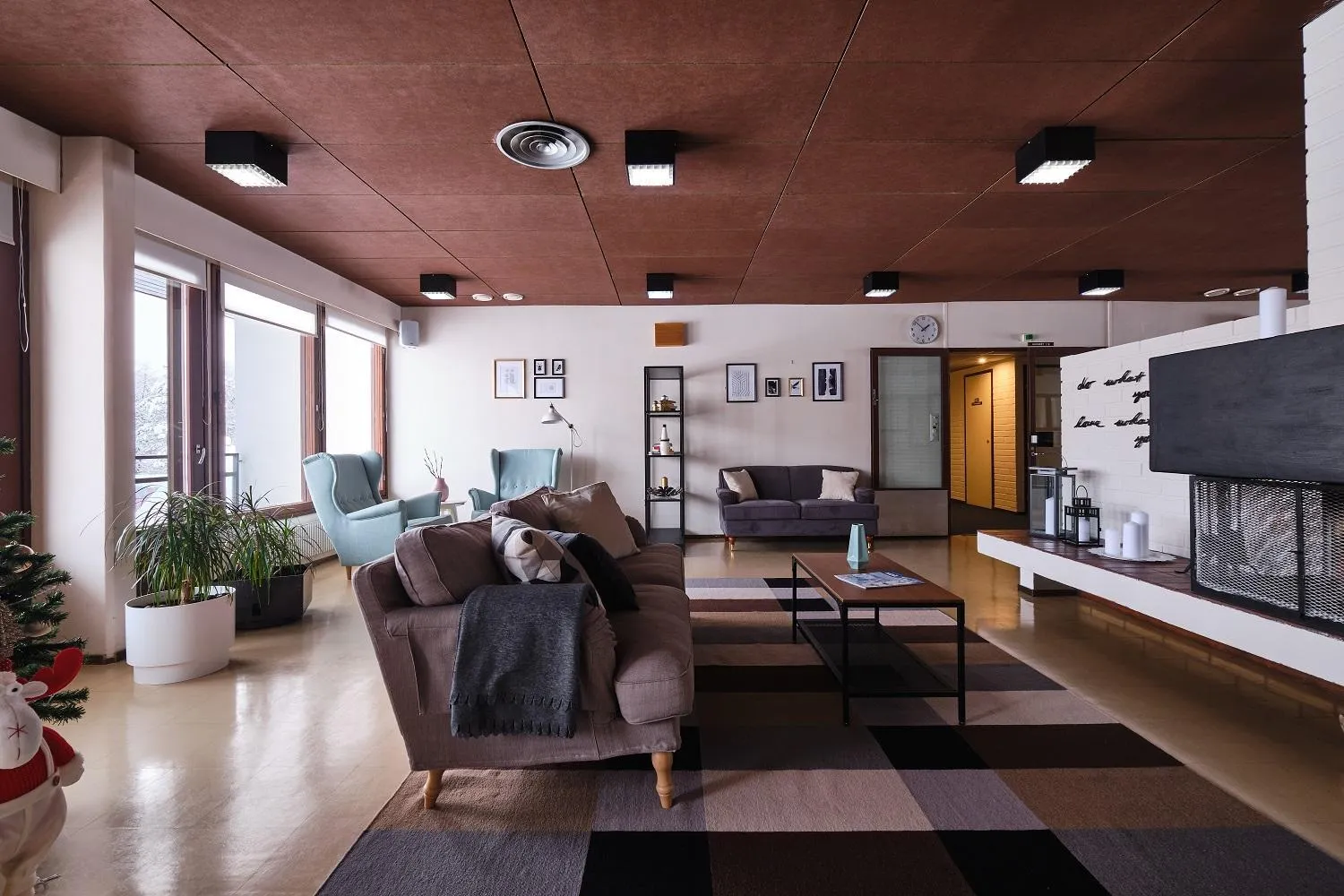 Communal lounge/ TV room in Hotelli Pielinen