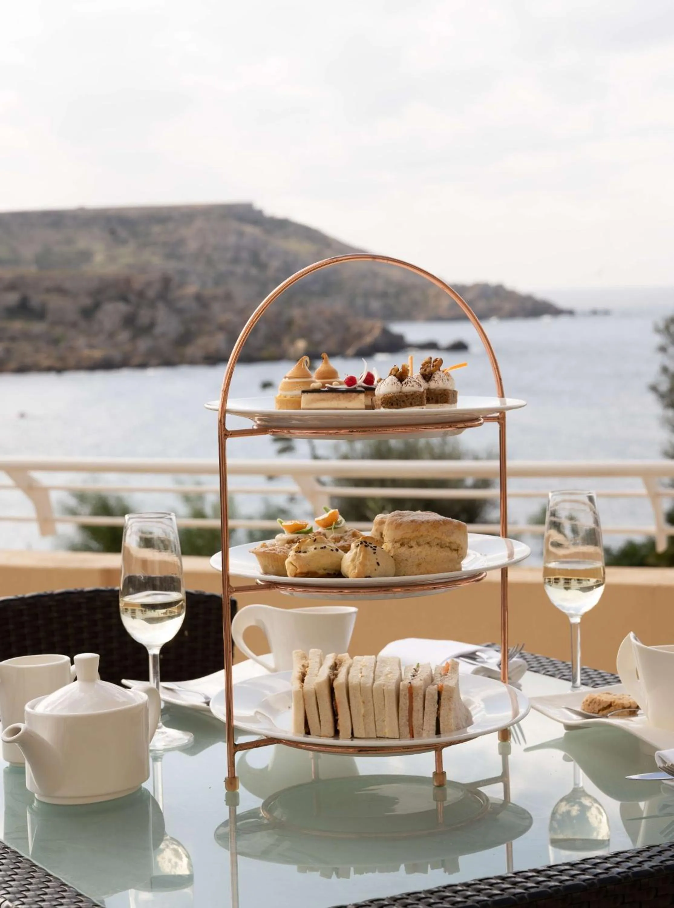 Lounge or bar in Radisson Blu Resort & Spa, Malta Golden Sands