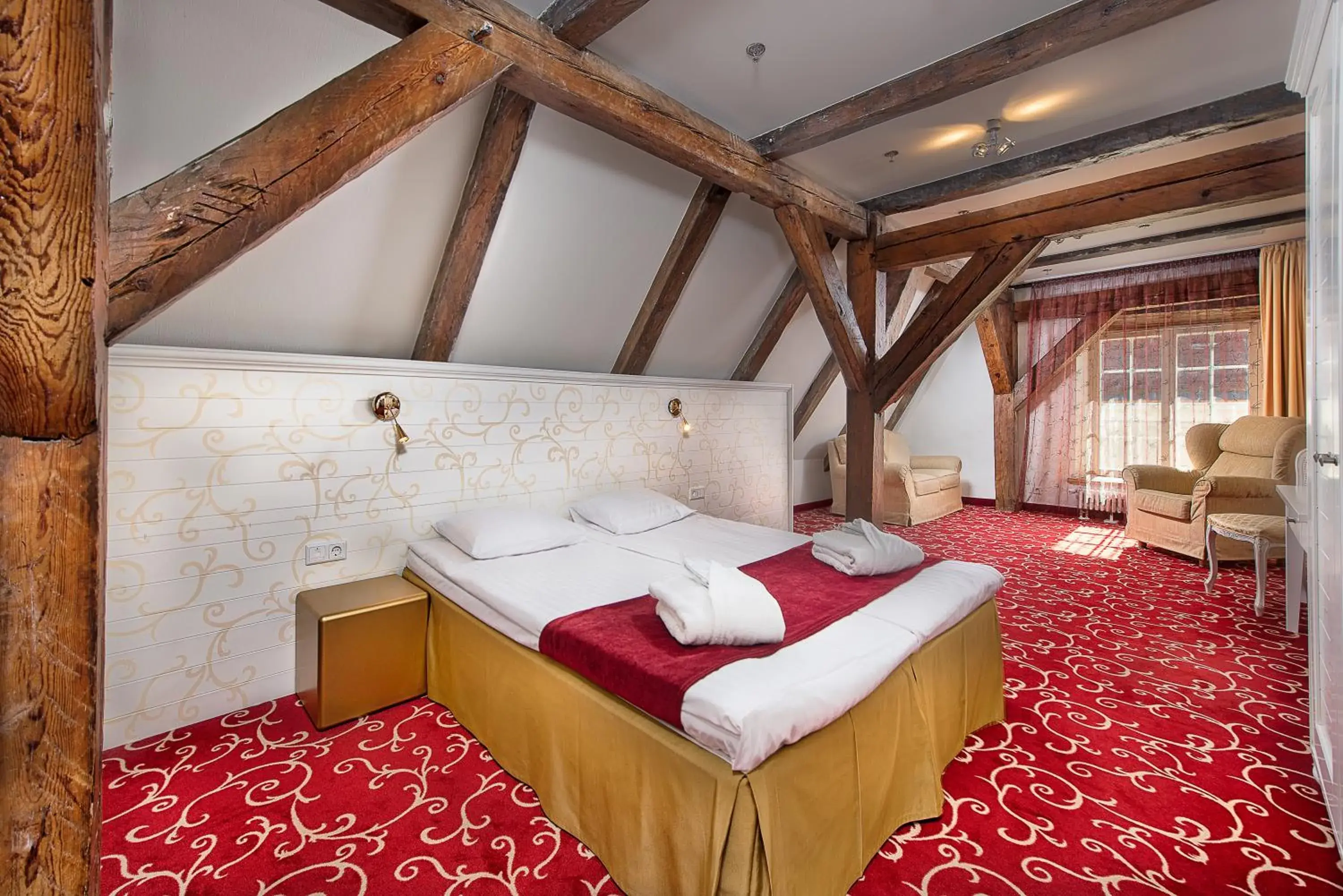 Deluxe Double Room - Attic with Free Parking in Meriton Old Town Garden Hotel Deluxe Double Room - Attic with Free Parking in Meriton Old Town Garden Hotel