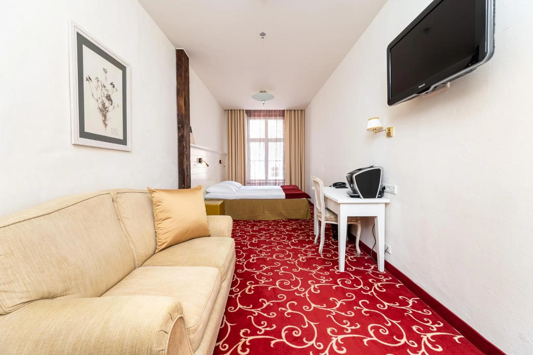 Photo of the whole room in Meriton Old Town Garden Hotel