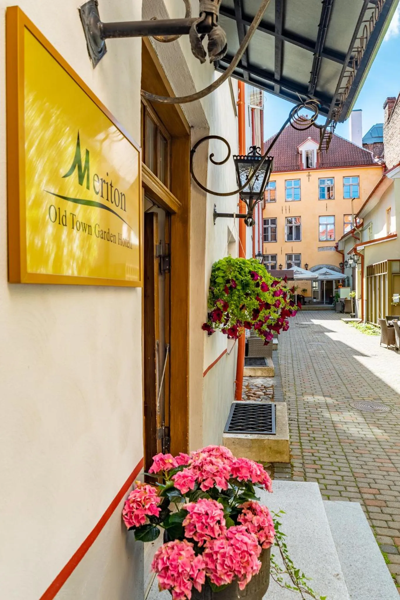 Facade/entrance in Meriton Old Town Garden Hotel