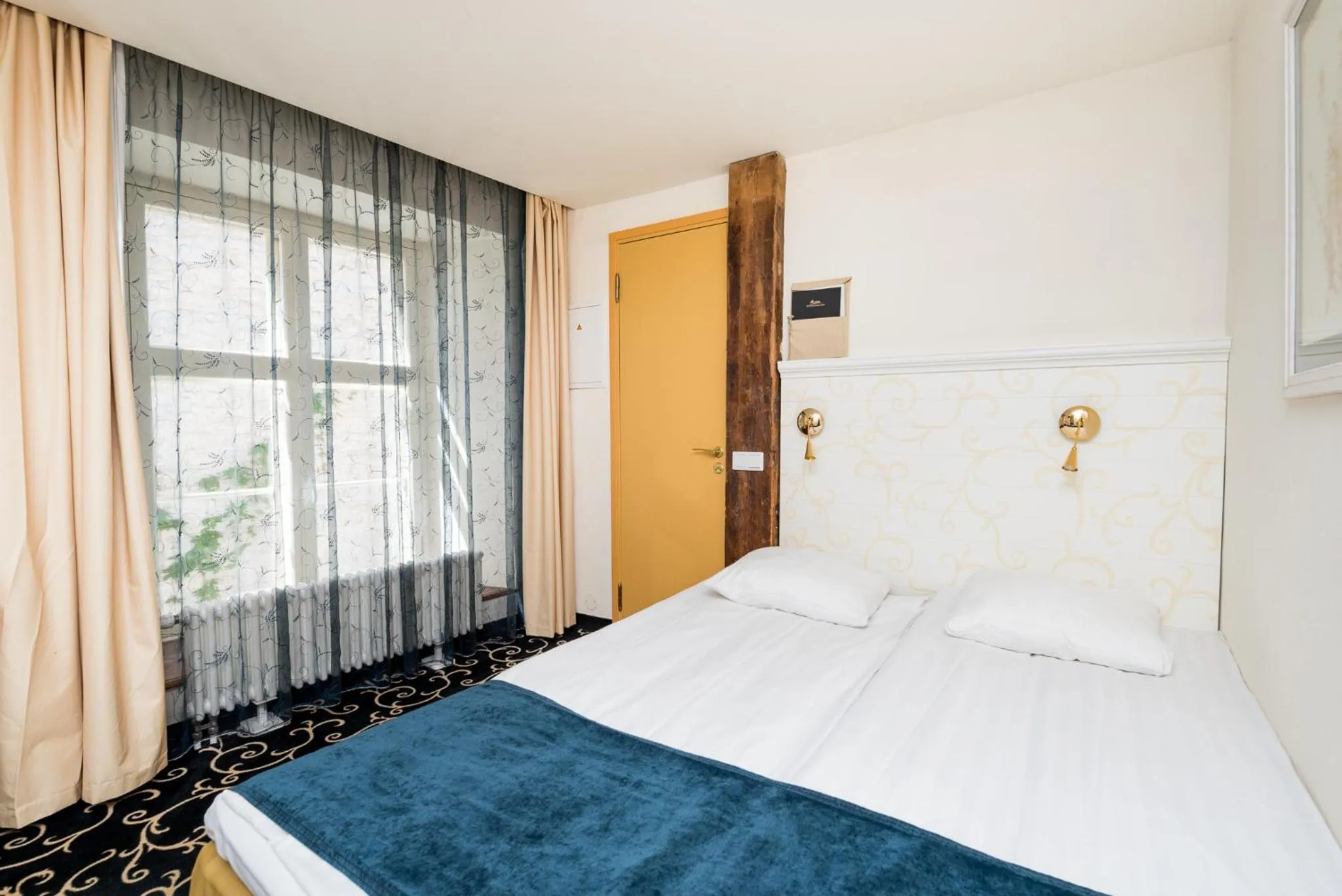 Photo of the whole room, Bed in Meriton Old Town Garden Hotel