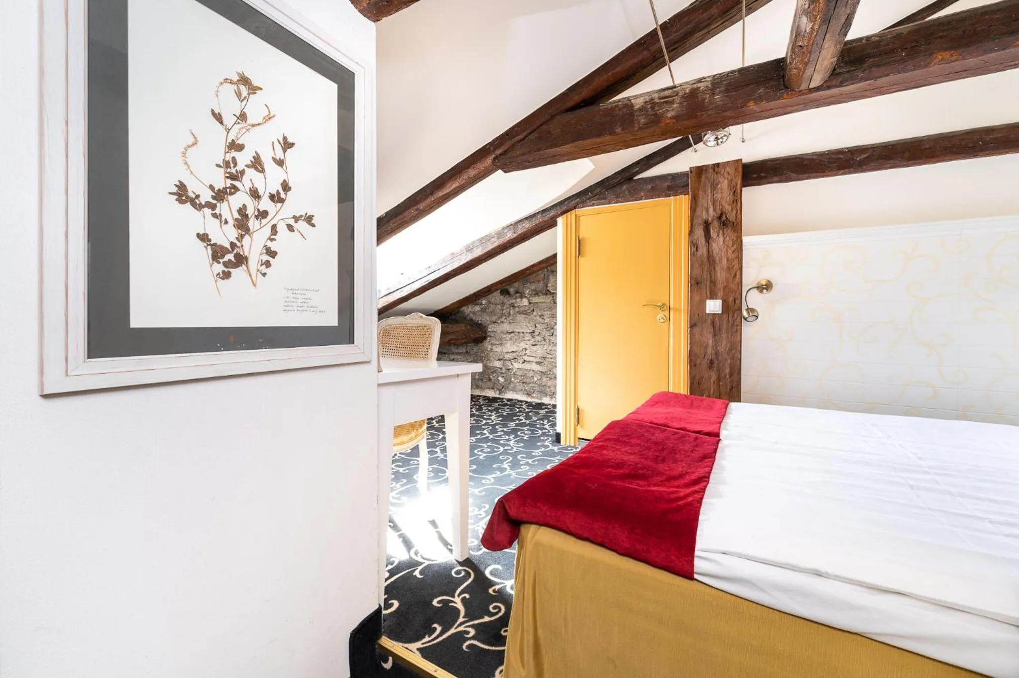 Photo of the whole room, Bed in Meriton Old Town Garden Hotel