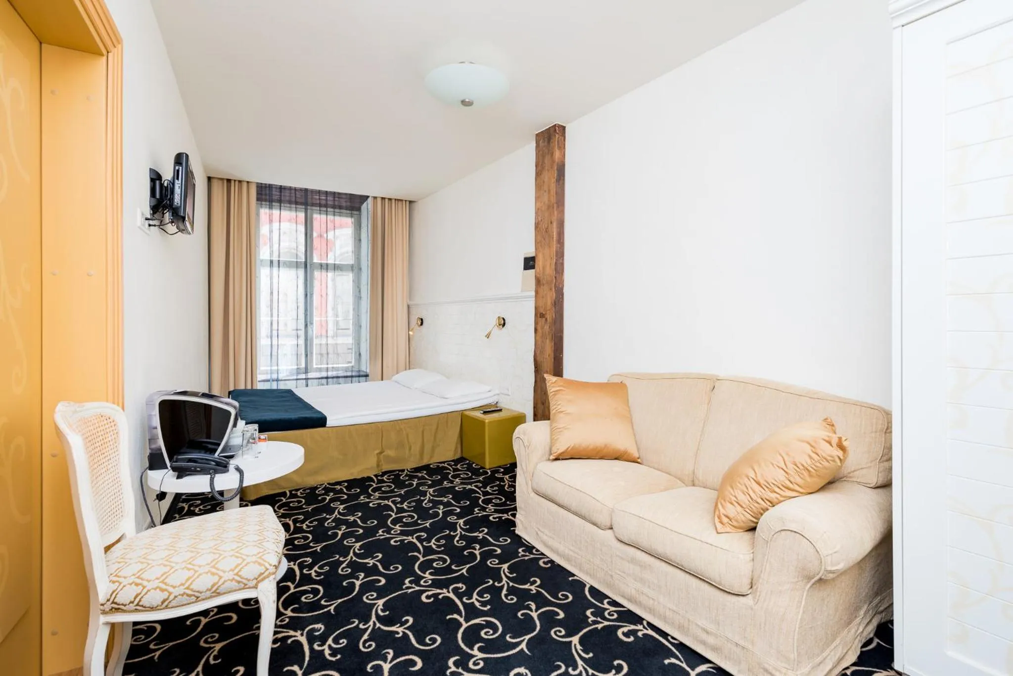 Photo of the whole room in Meriton Old Town Garden Hotel