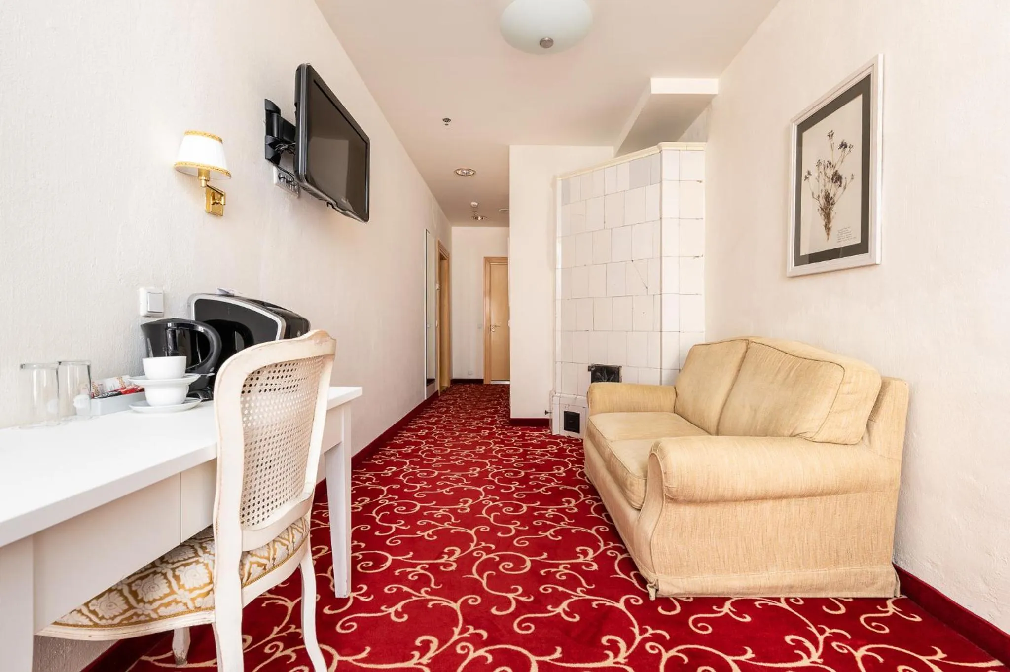 Photo of the whole room in Meriton Old Town Garden Hotel