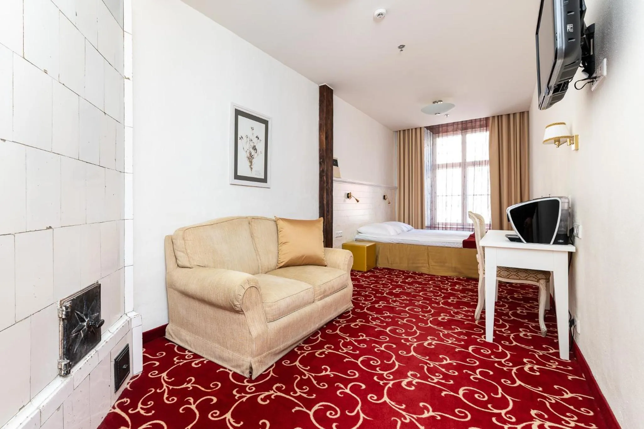 Photo of the whole room, Bed in Meriton Old Town Garden Hotel