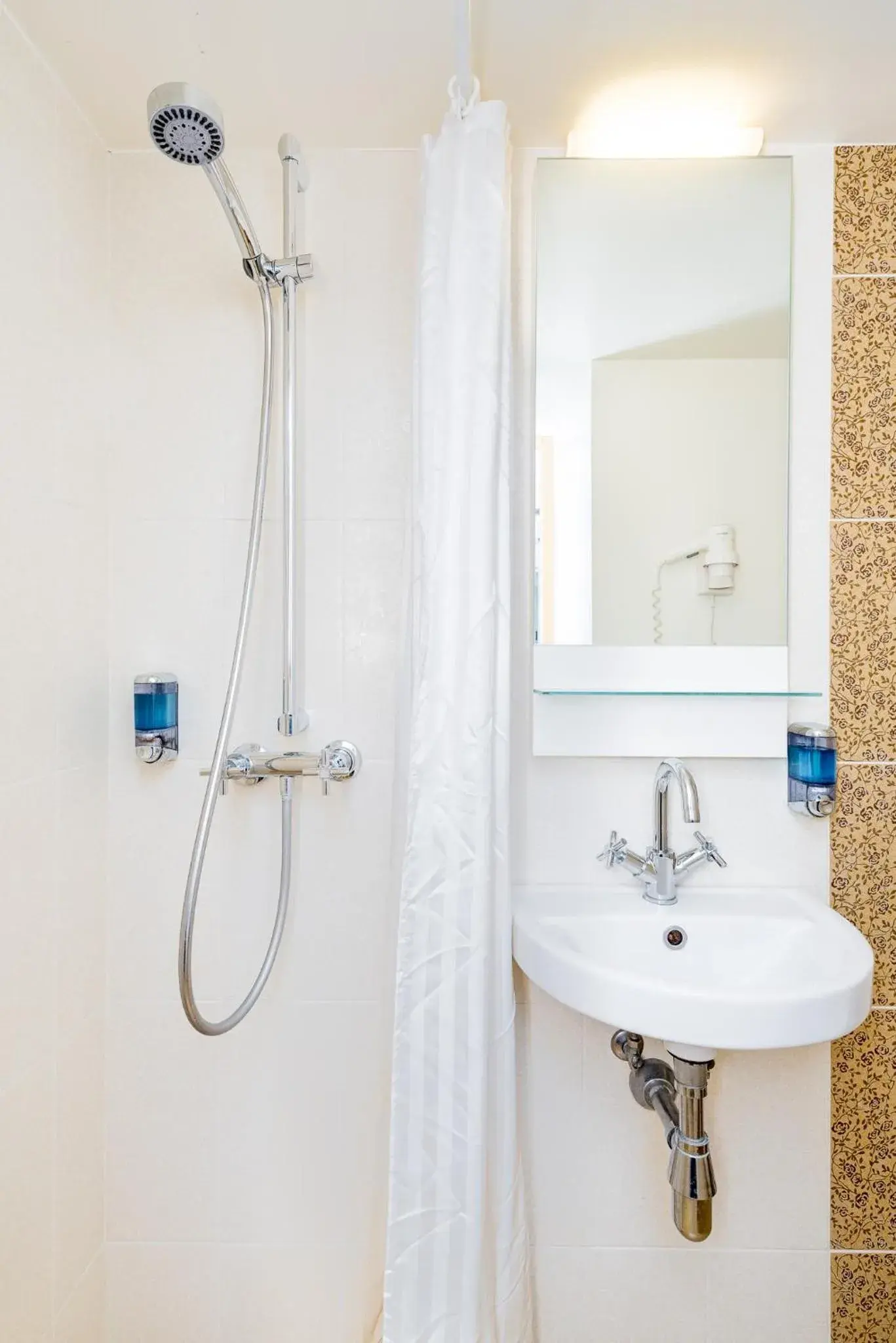 Small Room with Bunk Bed and Free Parking in Meriton Old Town Garden Hotel Small Room with Bunk Bed and Free Parking in Meriton Old Town Garden Hotel