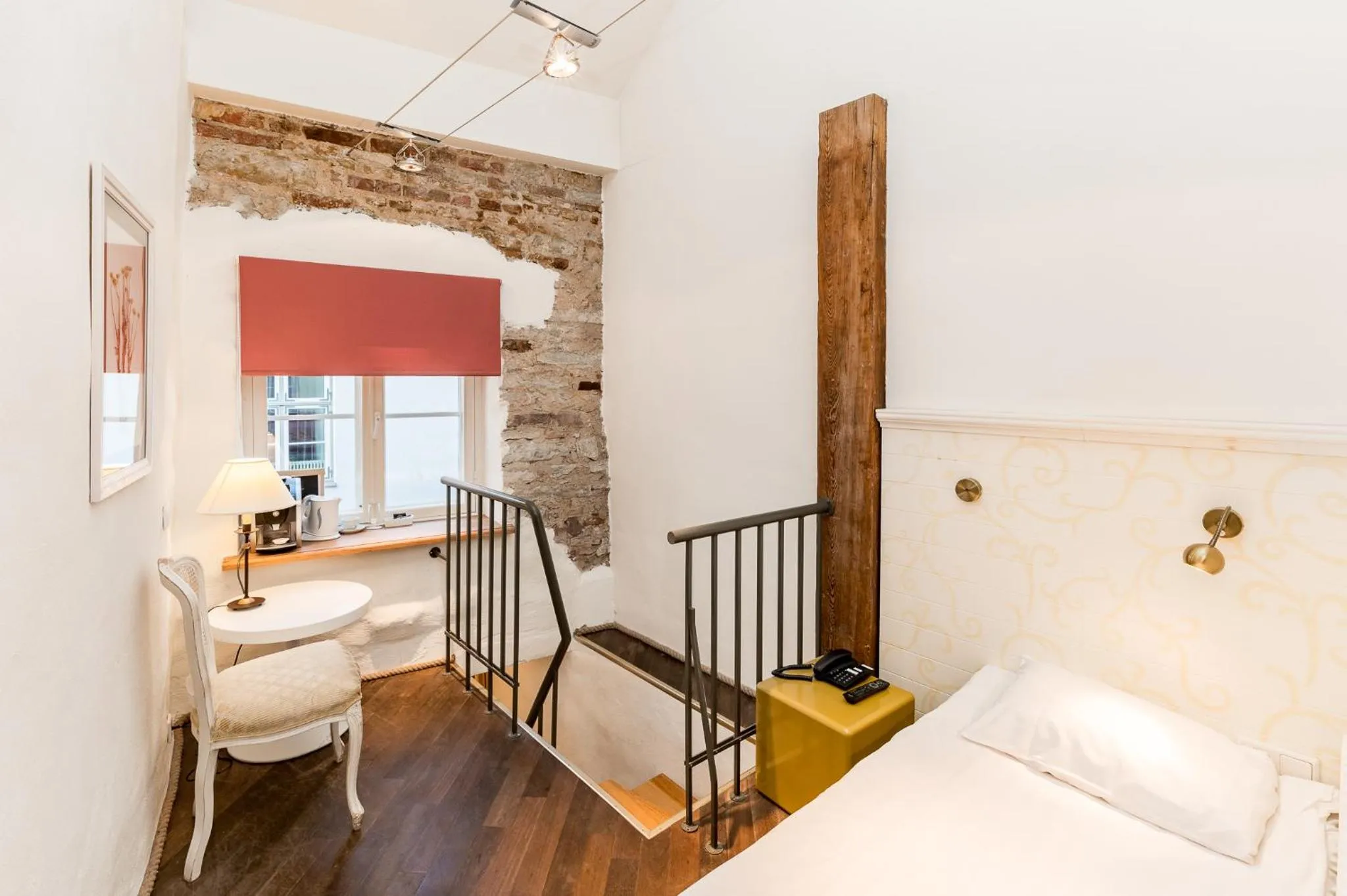 Bedroom, Bed in Meriton Old Town Garden Hotel