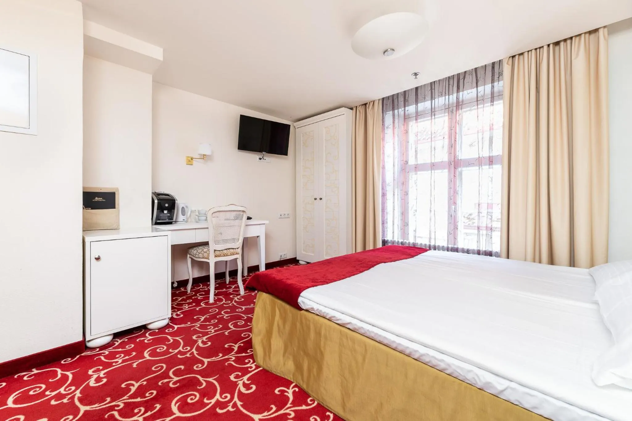 Photo of the whole room, Bed in Meriton Old Town Garden Hotel