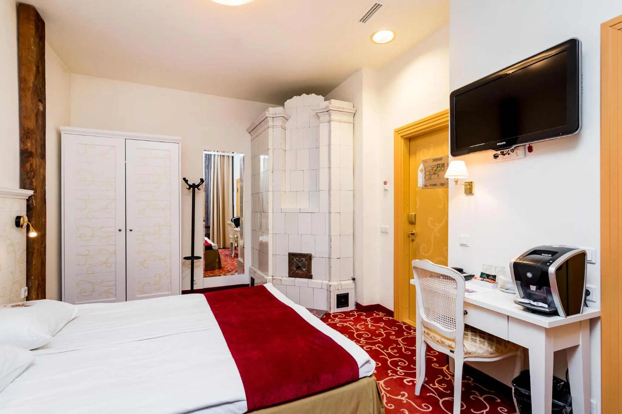 Photo of the whole room, Bed in Meriton Old Town Garden Hotel