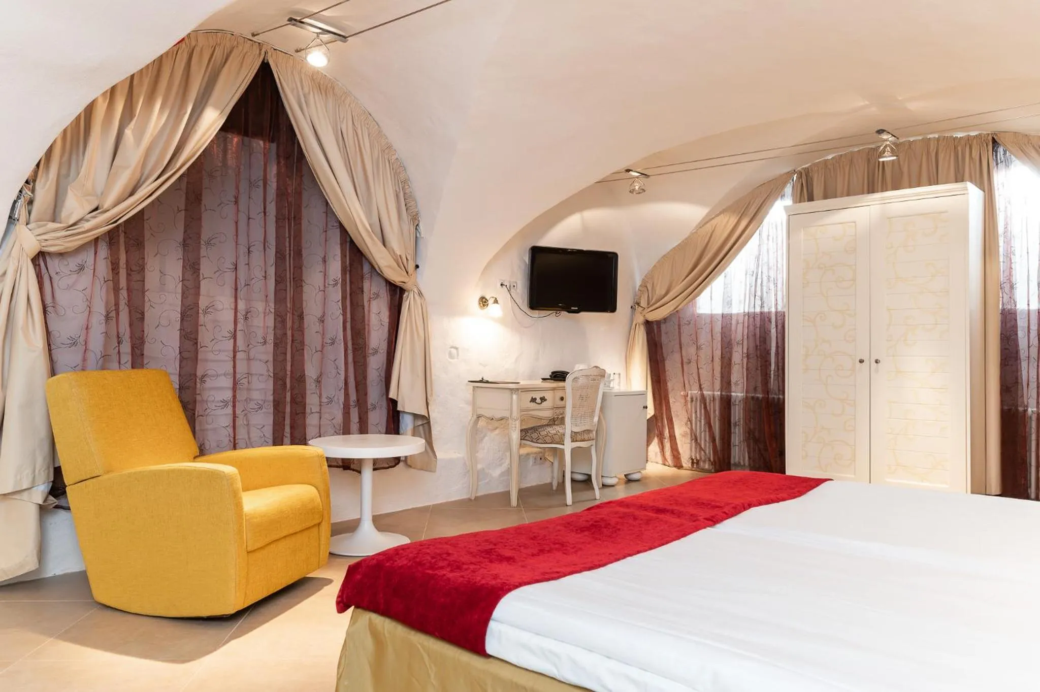 Photo of the whole room, Bed in Meriton Old Town Garden Hotel