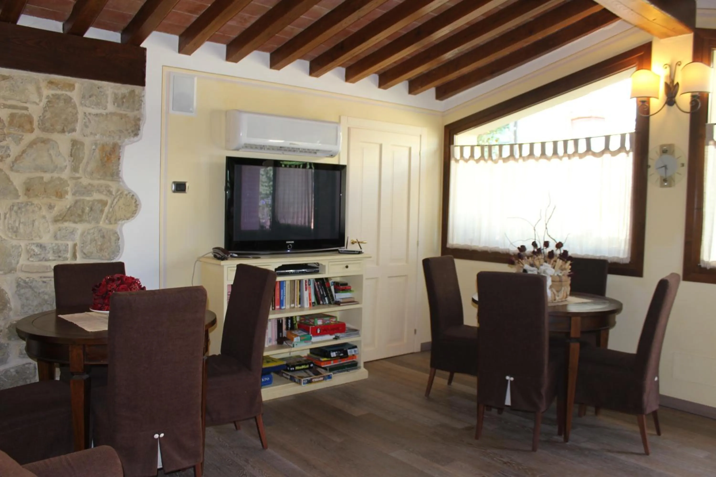Communal lounge/ TV room in Albergo Ristorante La Torricella