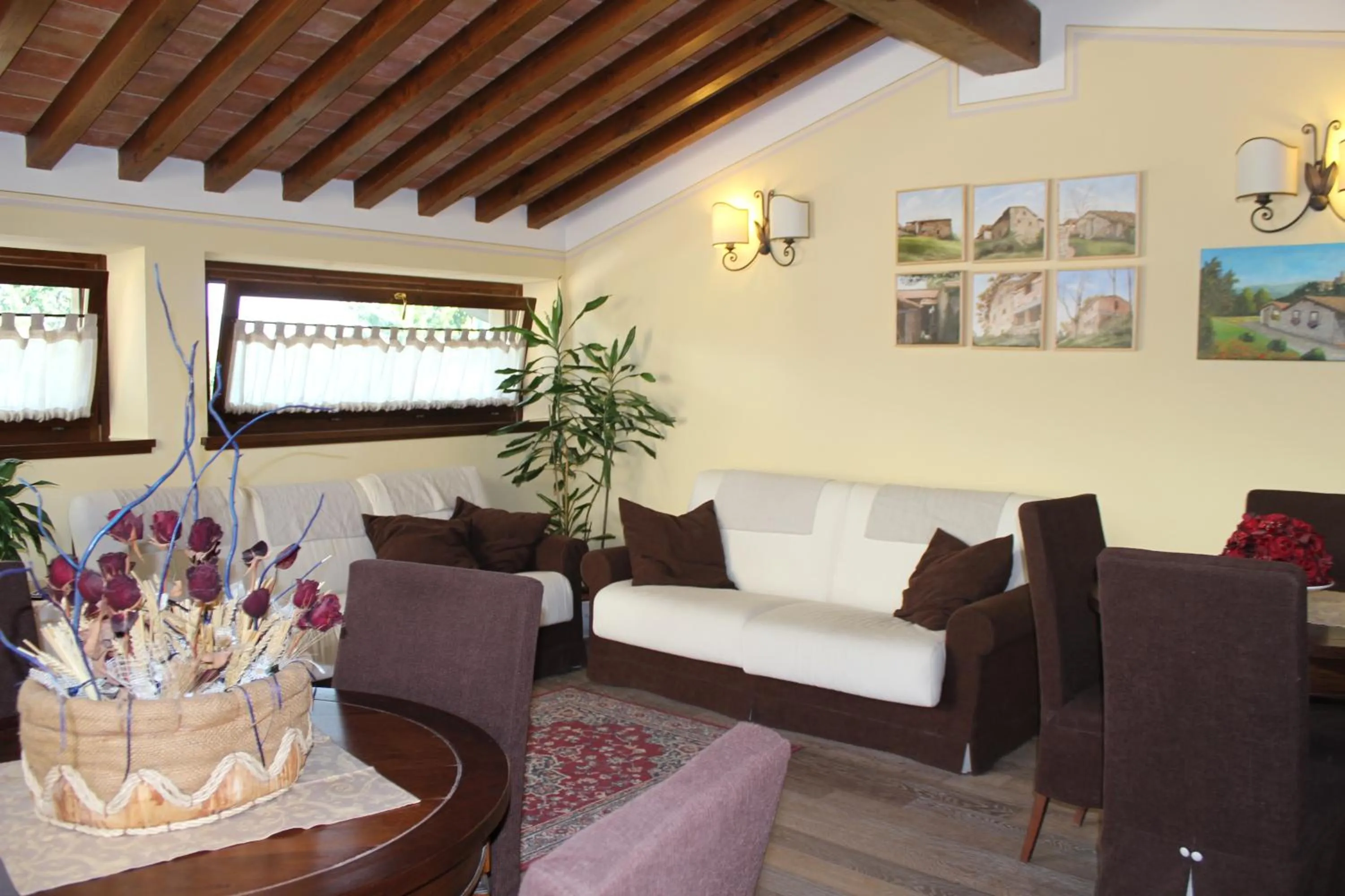 Communal lounge/ TV room in Albergo Ristorante La Torricella