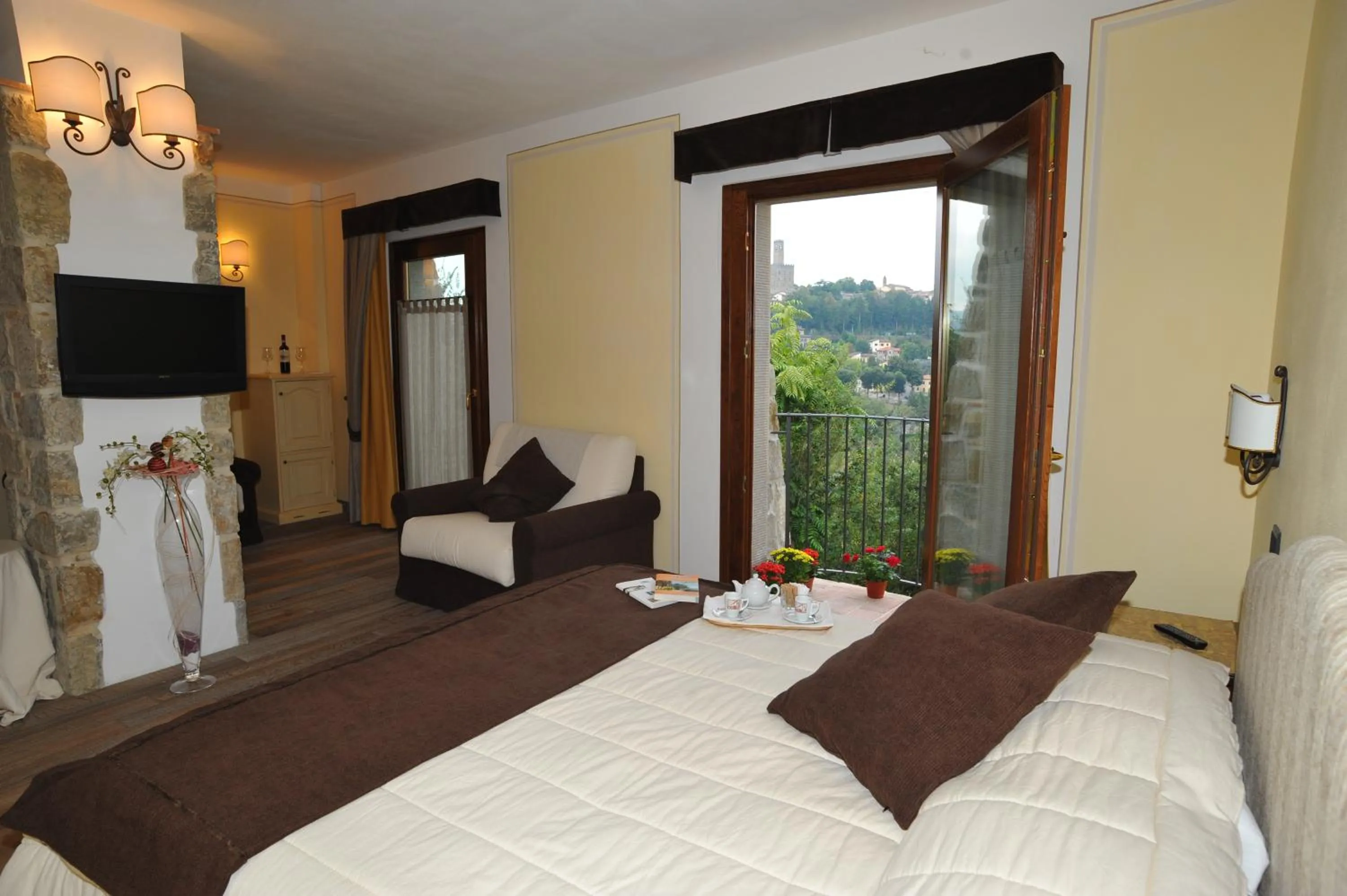 View (from property/room), Bed in Albergo Ristorante La Torricella