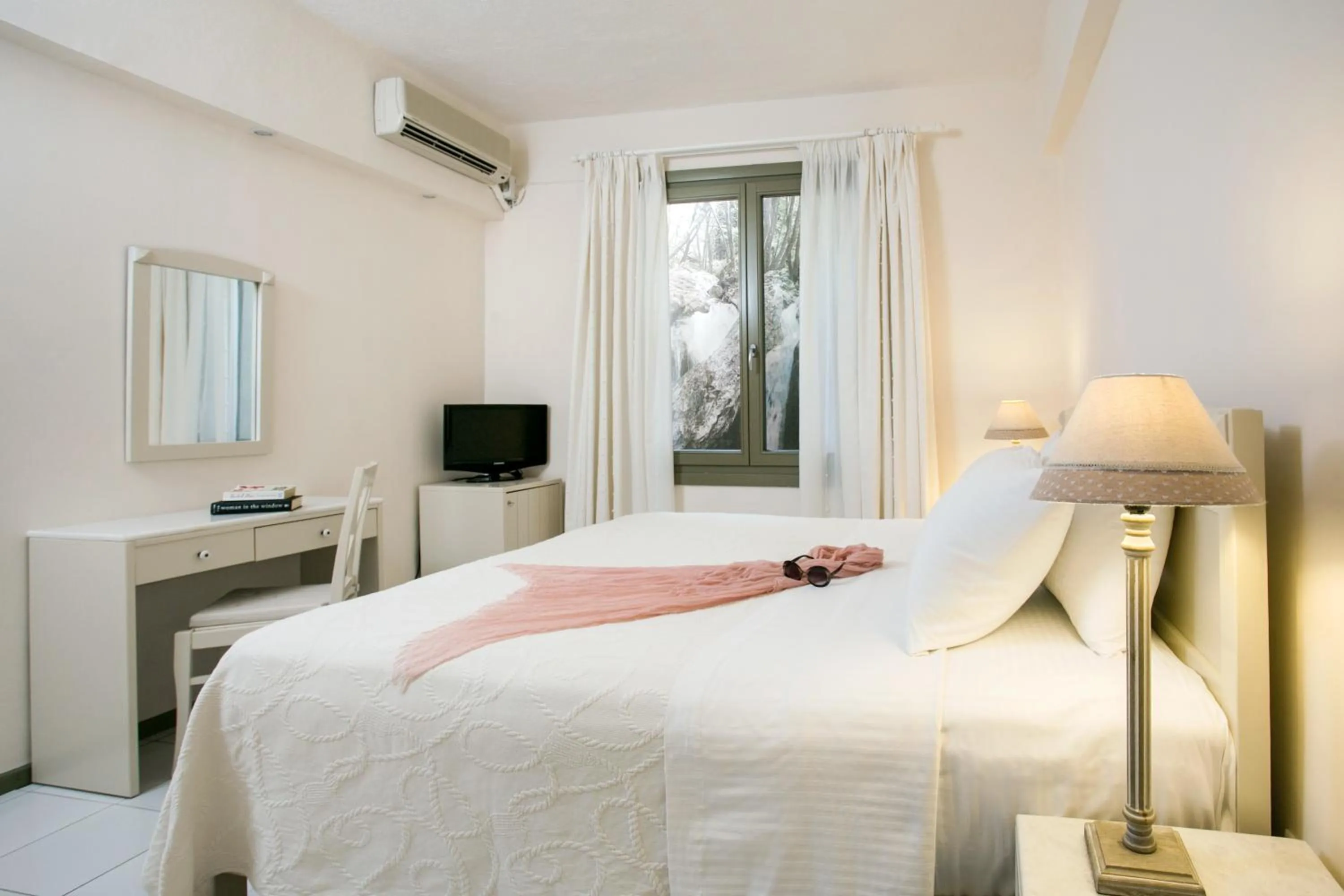 Photo of the whole room, Bed in Kenta Beach Hotel