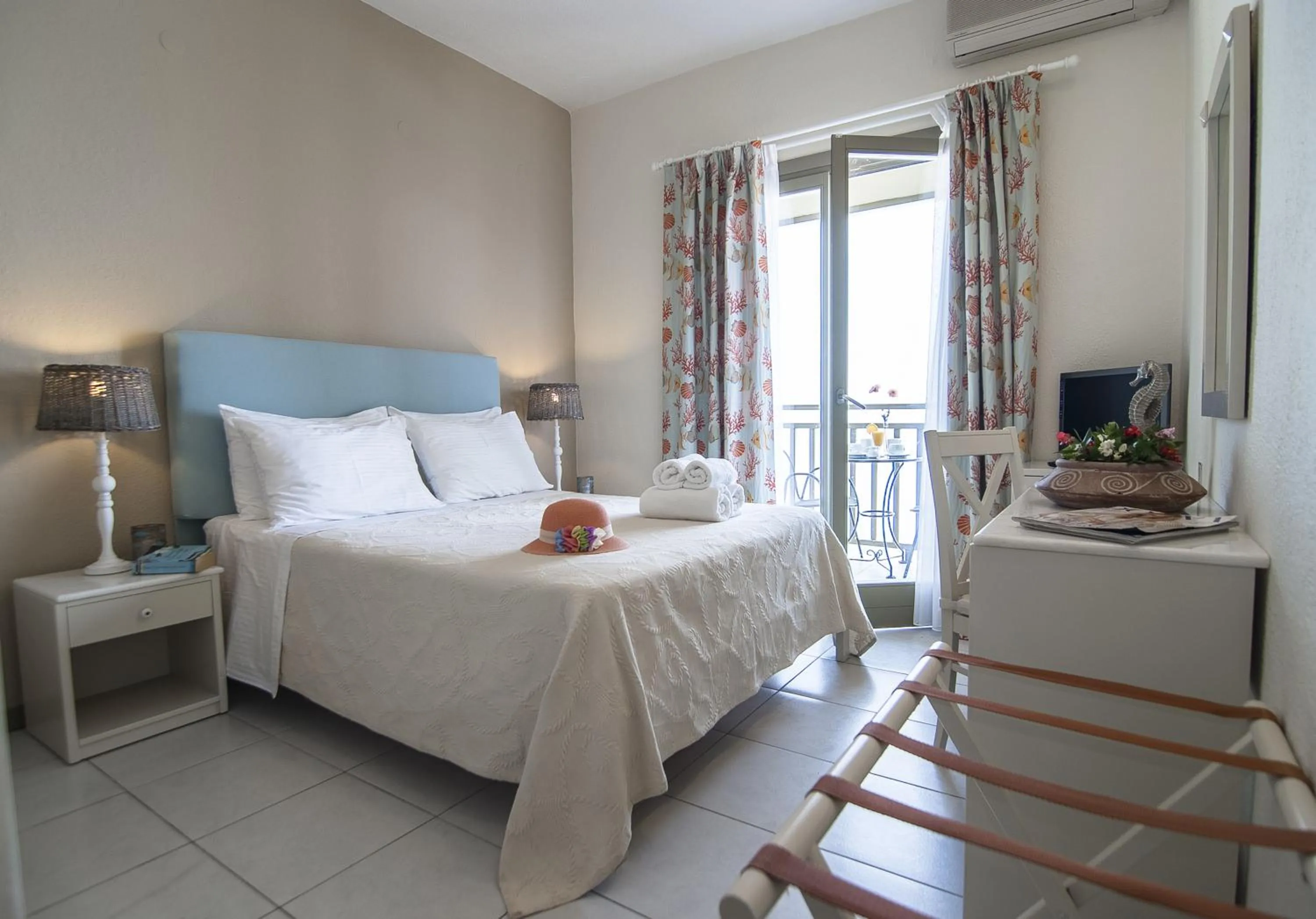 Day, Bed in Kenta Beach Hotel