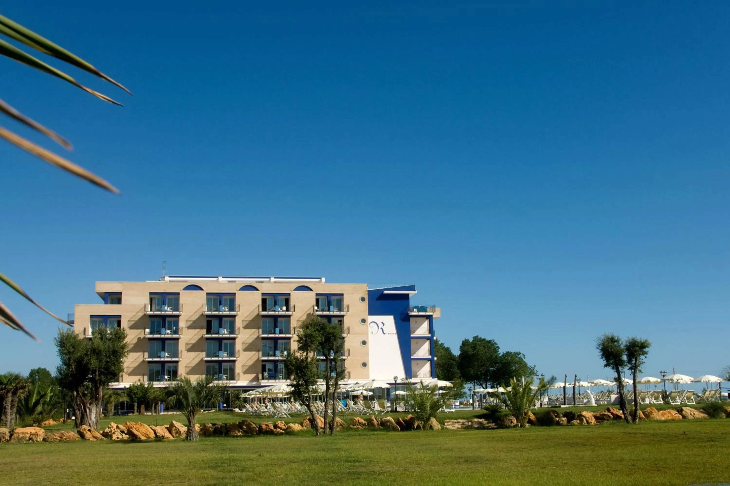 Facade/entrance in Roses Hotel
