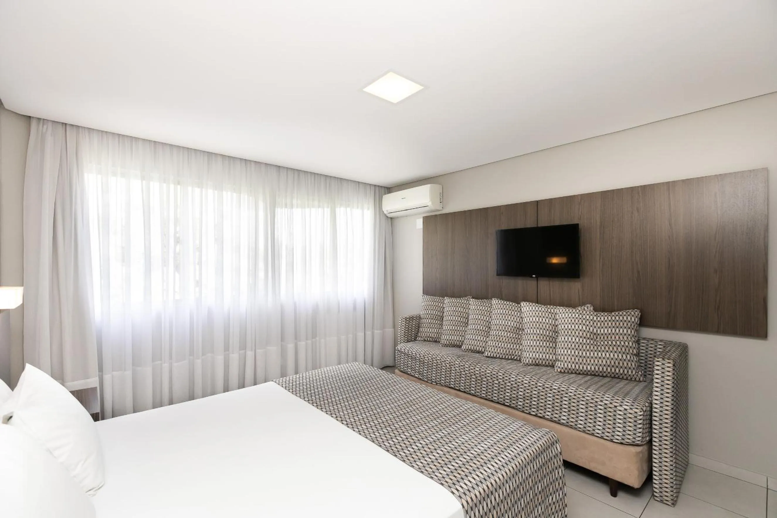 Photo of the whole room, Bed in Saint Emilion by Atlantica