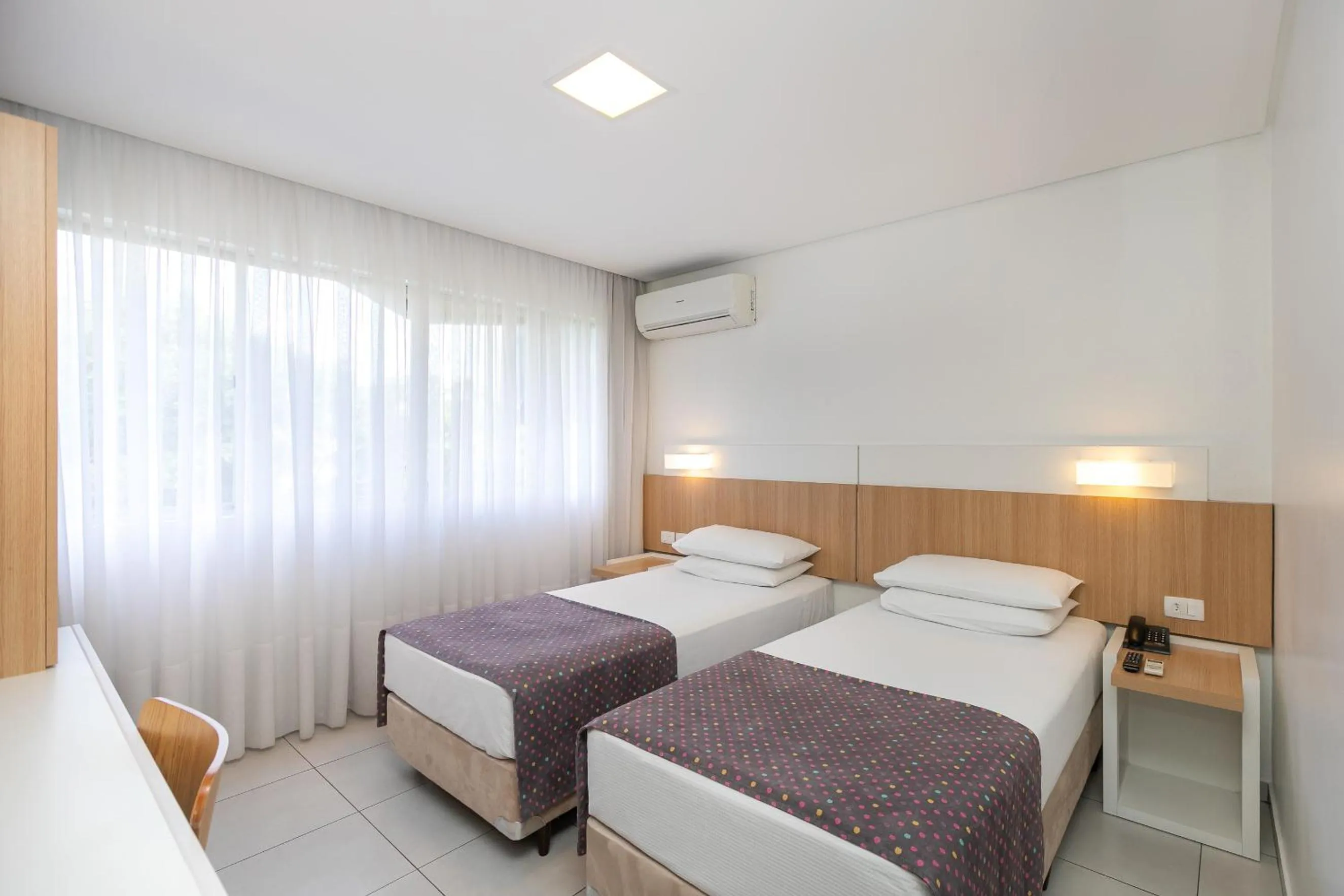 Photo of the whole room, Bed in Saint Emilion by Atlantica