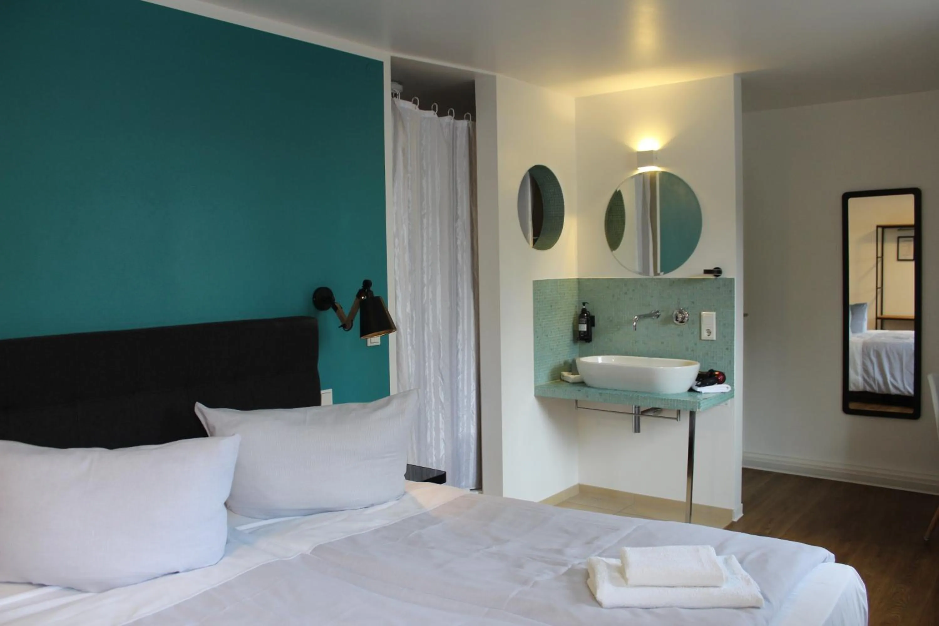 Bedroom, Bed in Hotel Palmenbad