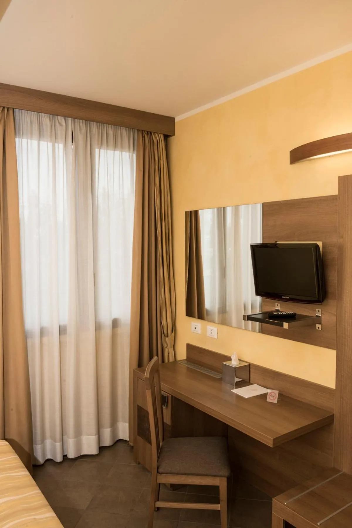 Photo of the whole room in Hotel Corte Business