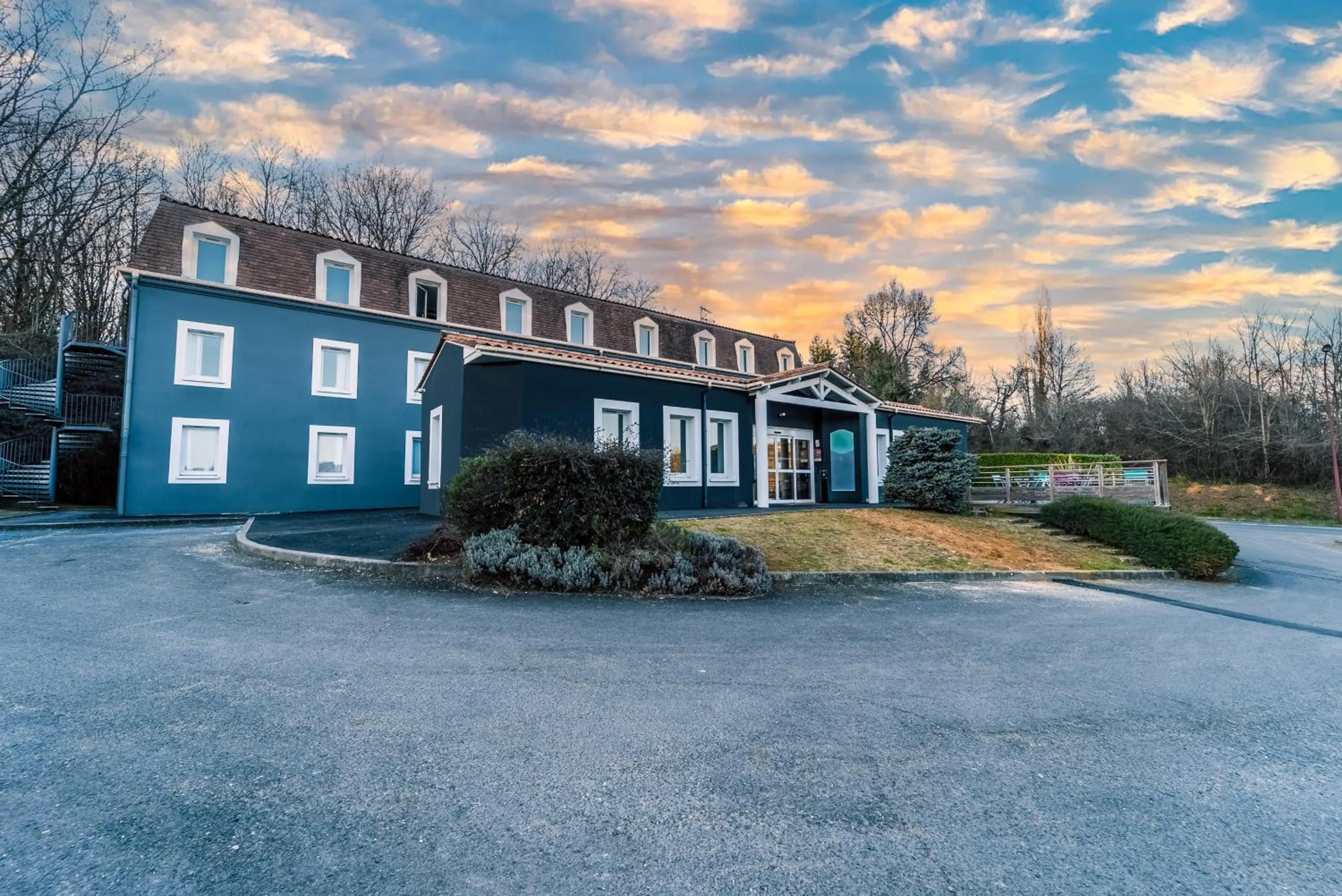 Property building in Sure Hotel by Best Western Sarlat-la-Canéda