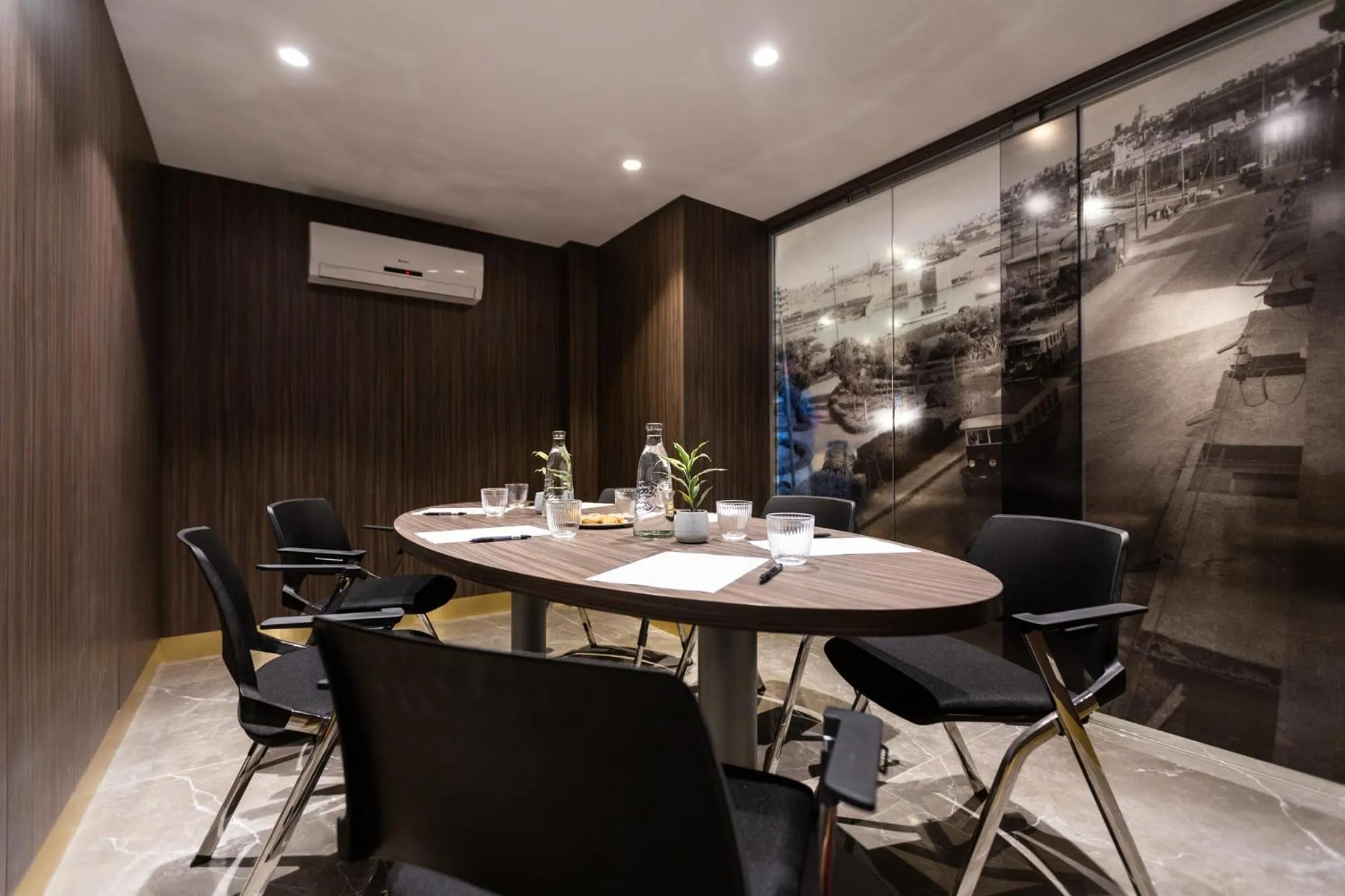 Business facilities in 115 The Strand Hotel by NEU Collective