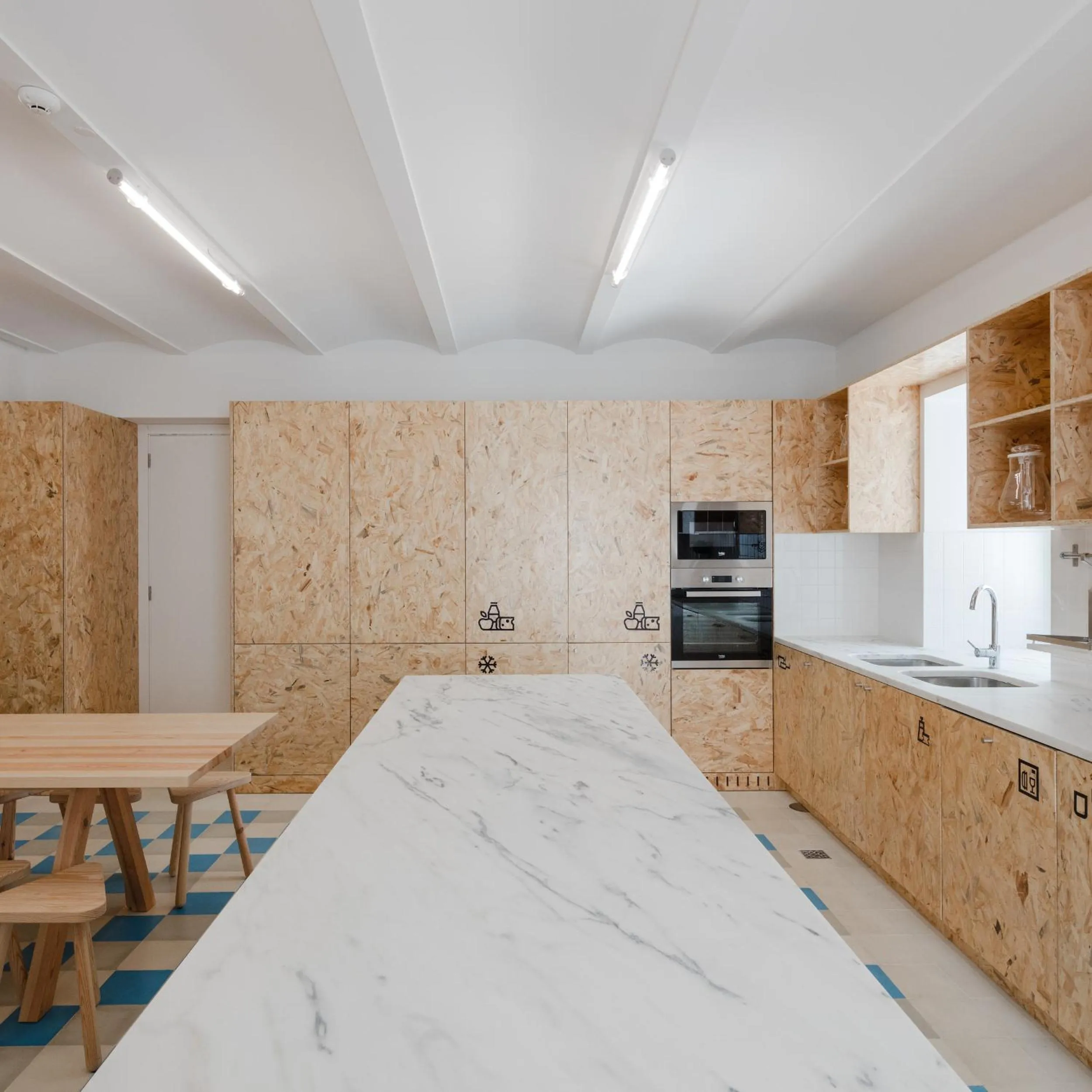 Communal kitchen in Hostel Conii & Suites Algarve