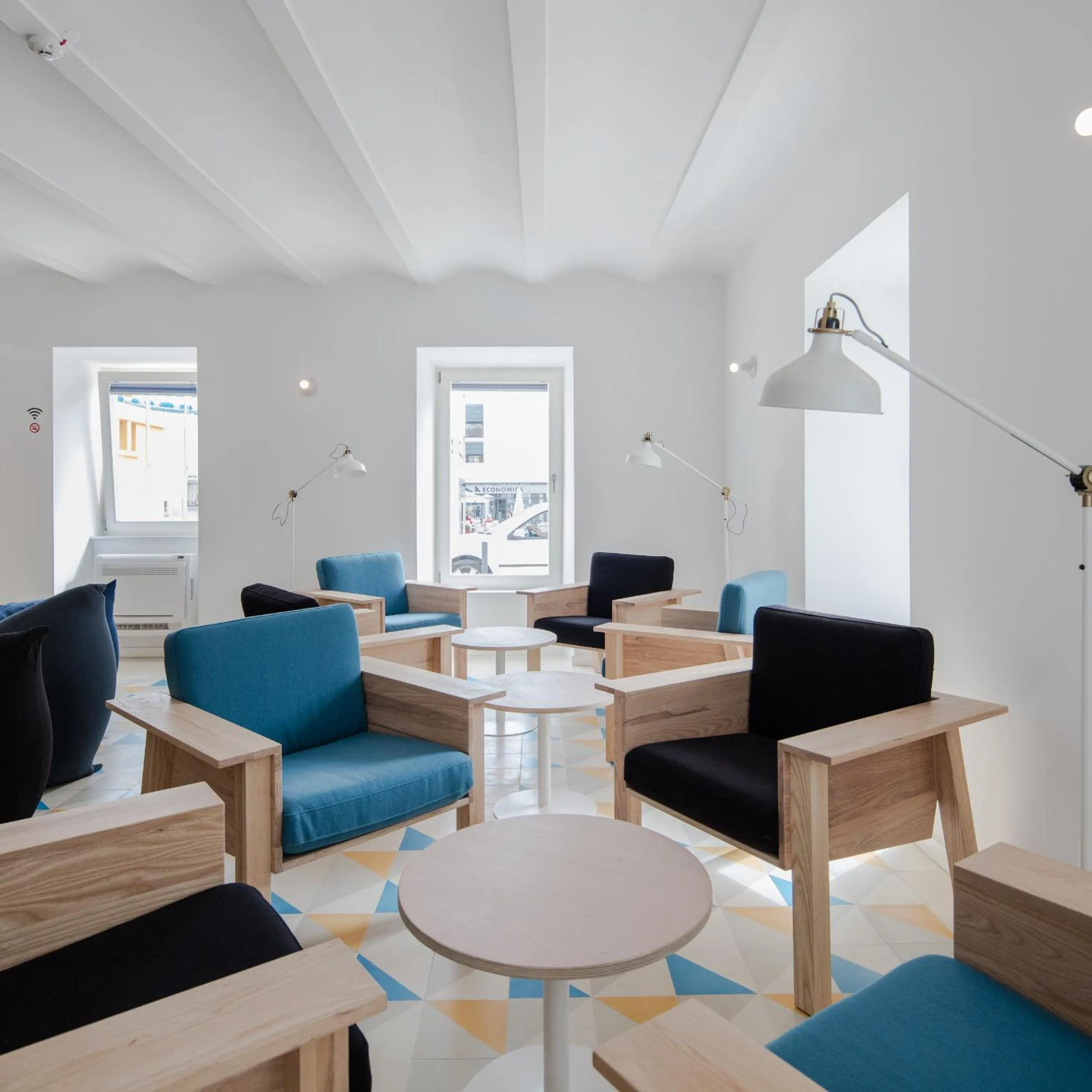 Communal lounge/ TV room in Hostel Conii & Suites Algarve