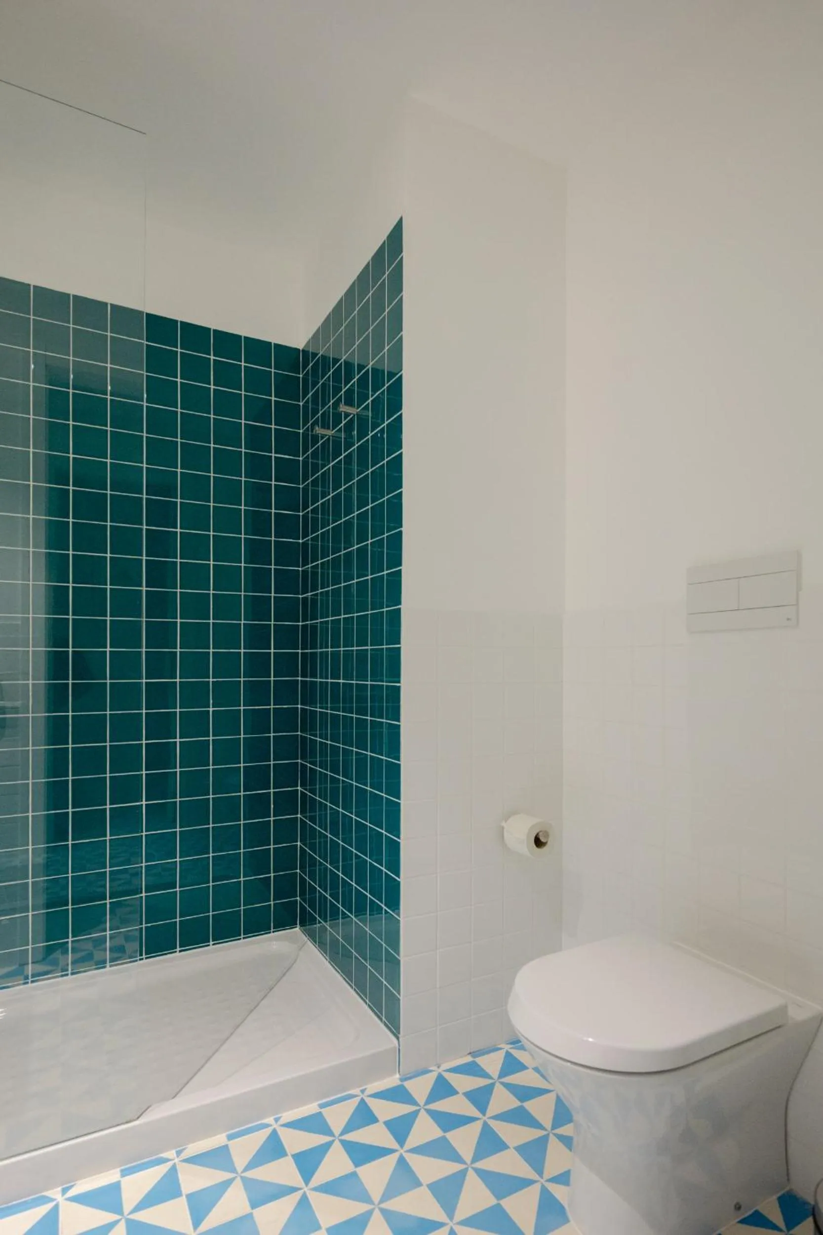 Shower in Hostel Conii & Suites Algarve