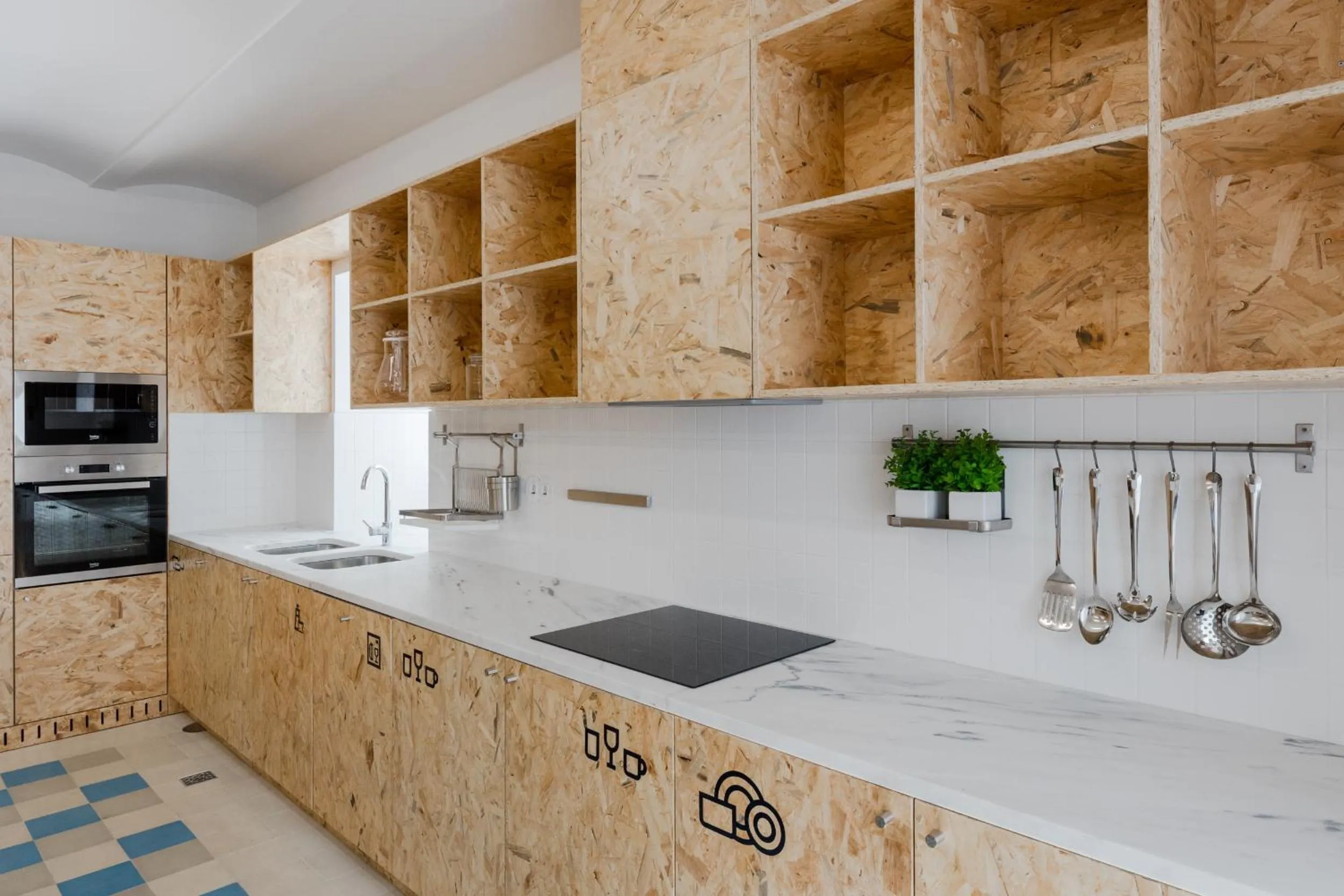 Communal kitchen in Hostel Conii & Suites Algarve