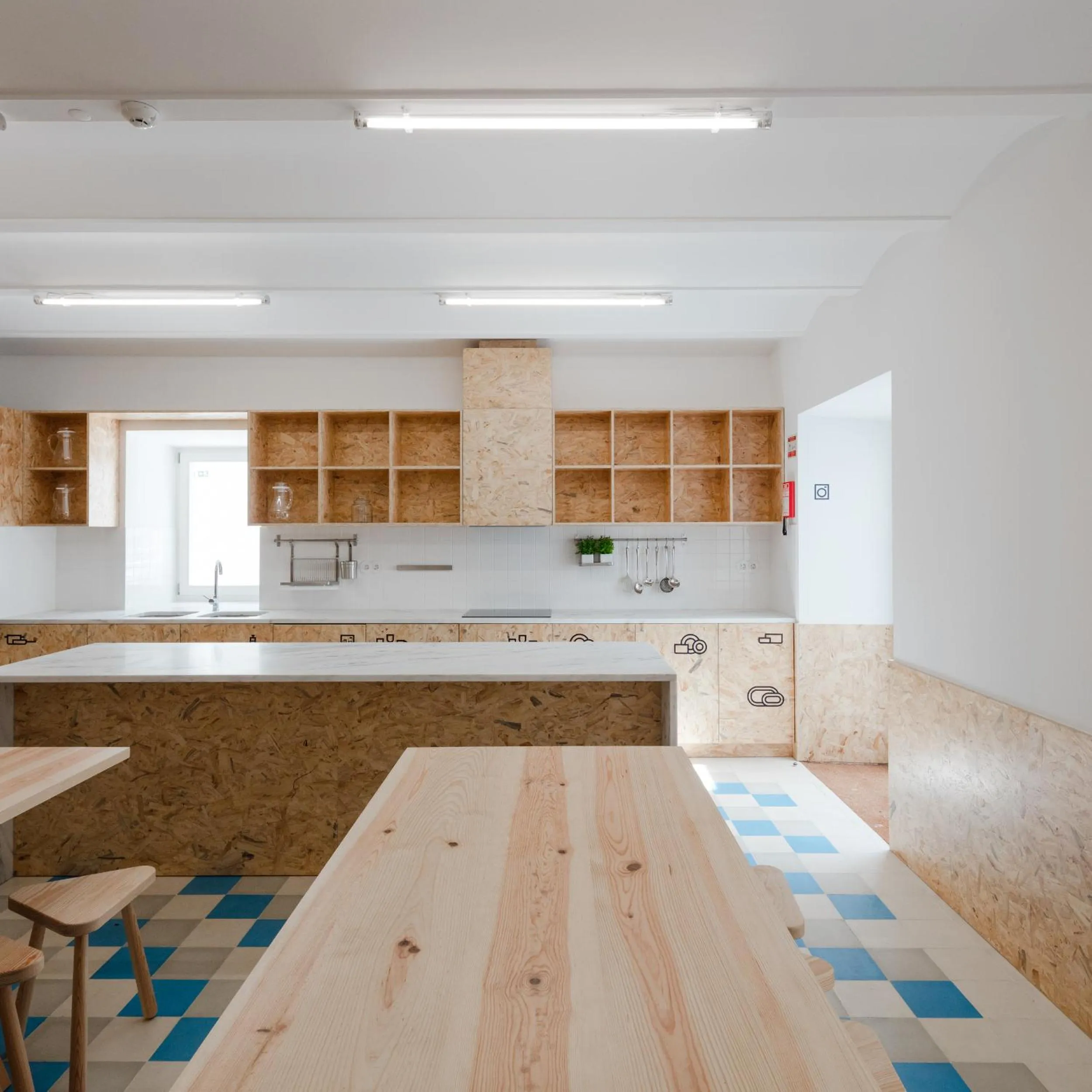Communal kitchen in Hostel Conii & Suites Algarve
