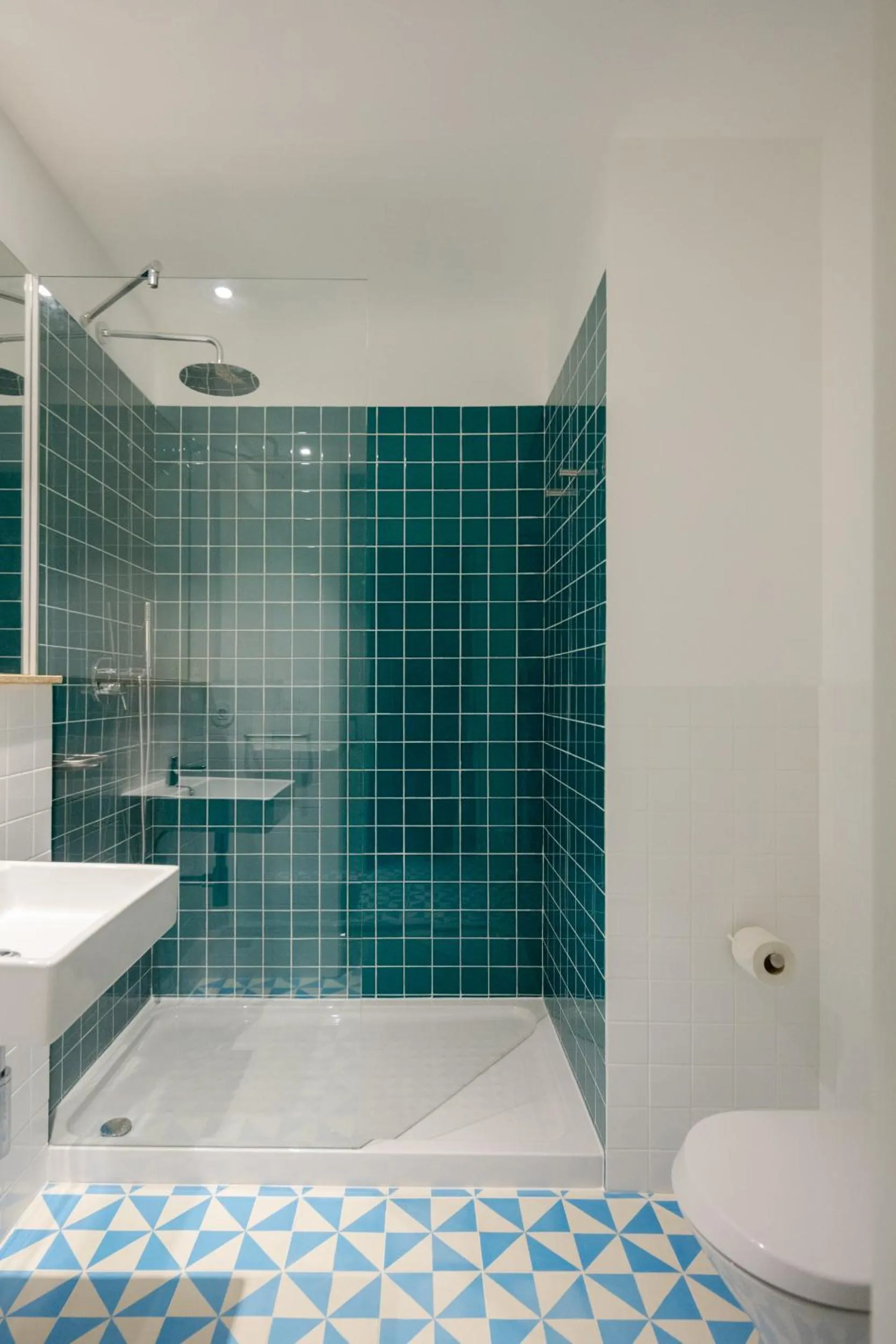 Shower in Hostel Conii & Suites Algarve